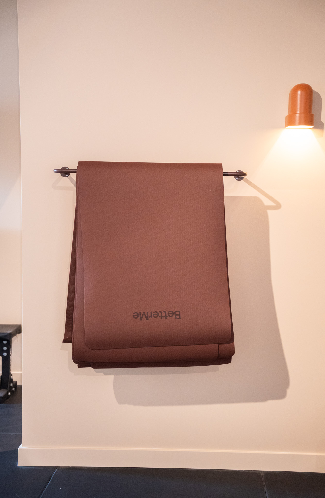freddies-studio-bussum-betterme-weerstandsband-aan-wandhouder-naast-wandlamp