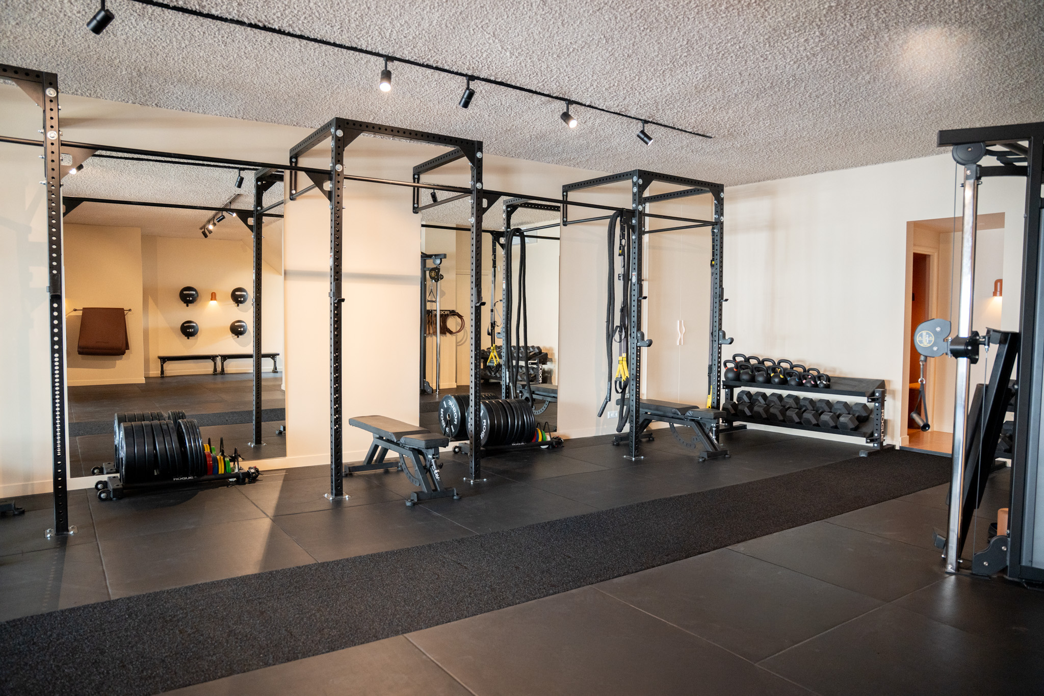 freddies studio bussum brede fitnessruimte met power racks medicijnballen en dumbbellrek