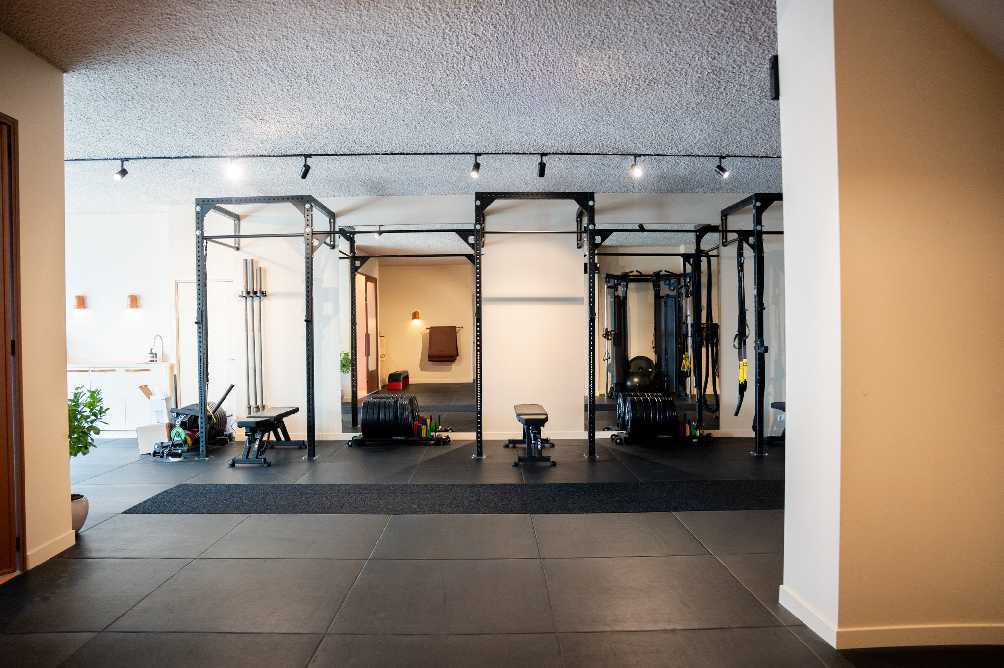 freddies studio bussum brede opname fitnessruimte met meerdere power racks en doorkijk kleedruimte
