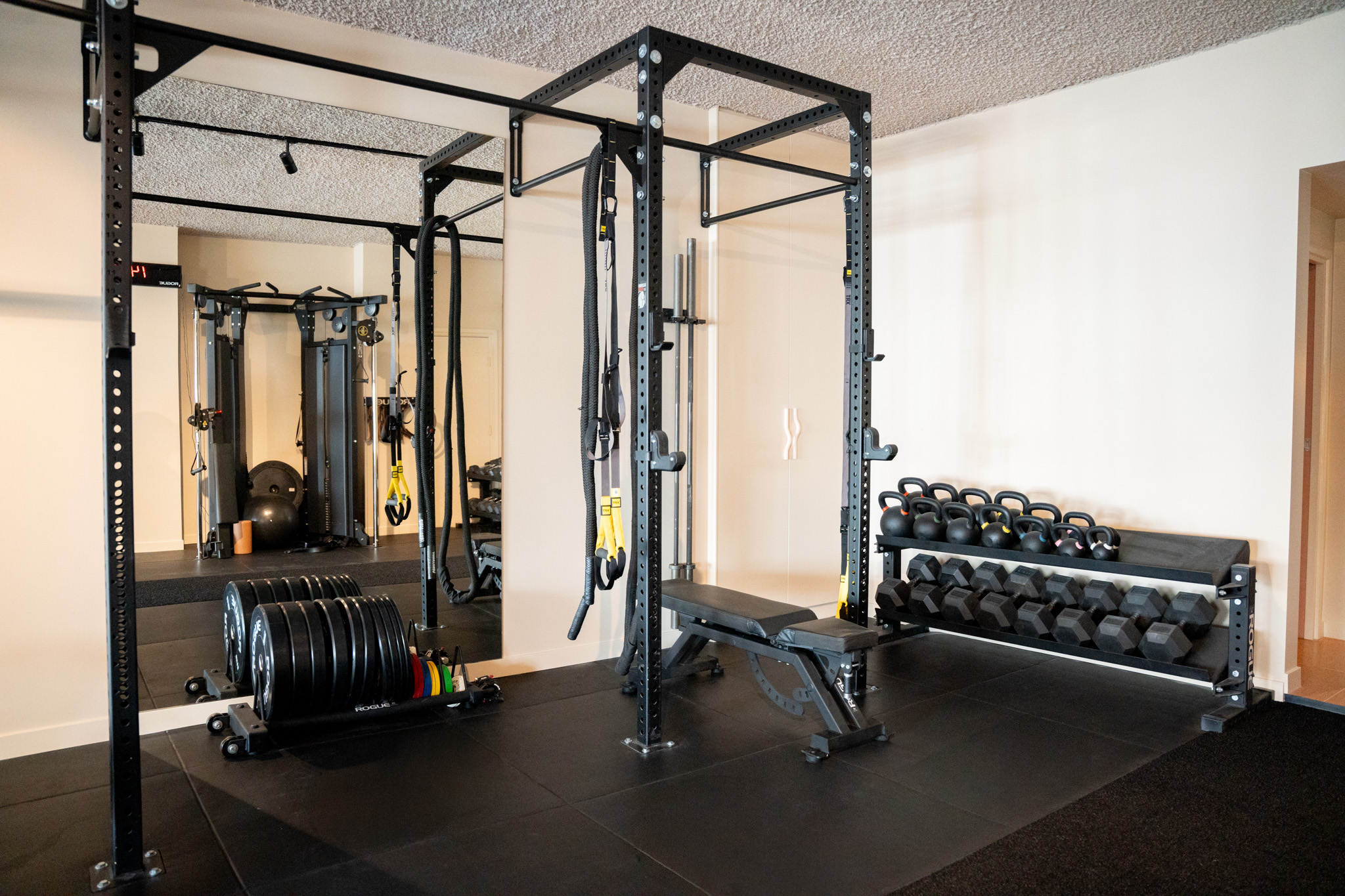 freddies studio bussum brede opname fitnessruimte met power rack trx banden en kettlebellrek
