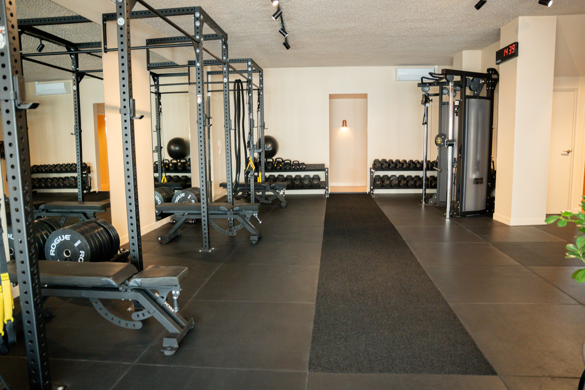 freddies studio bussum brede opname fitnessruimte met power racks en dumbbellrekken
