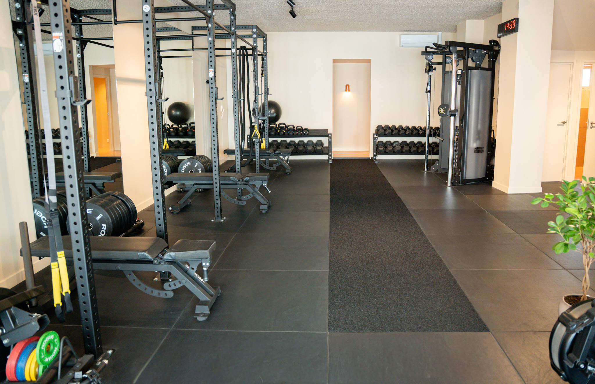 freddies studio bussum brede opname fitnessruimte met power racks kettlebellrek en hammer strength