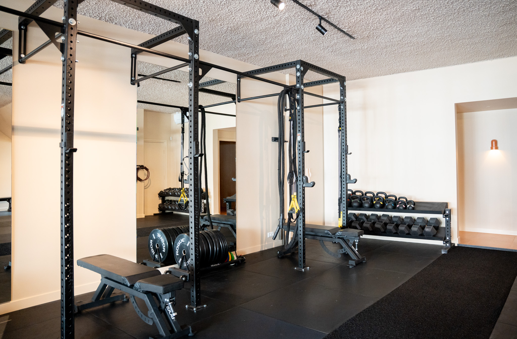 freddies studio bussum brede opname fitnessruimte met power racks spiegels en dumbbellrek