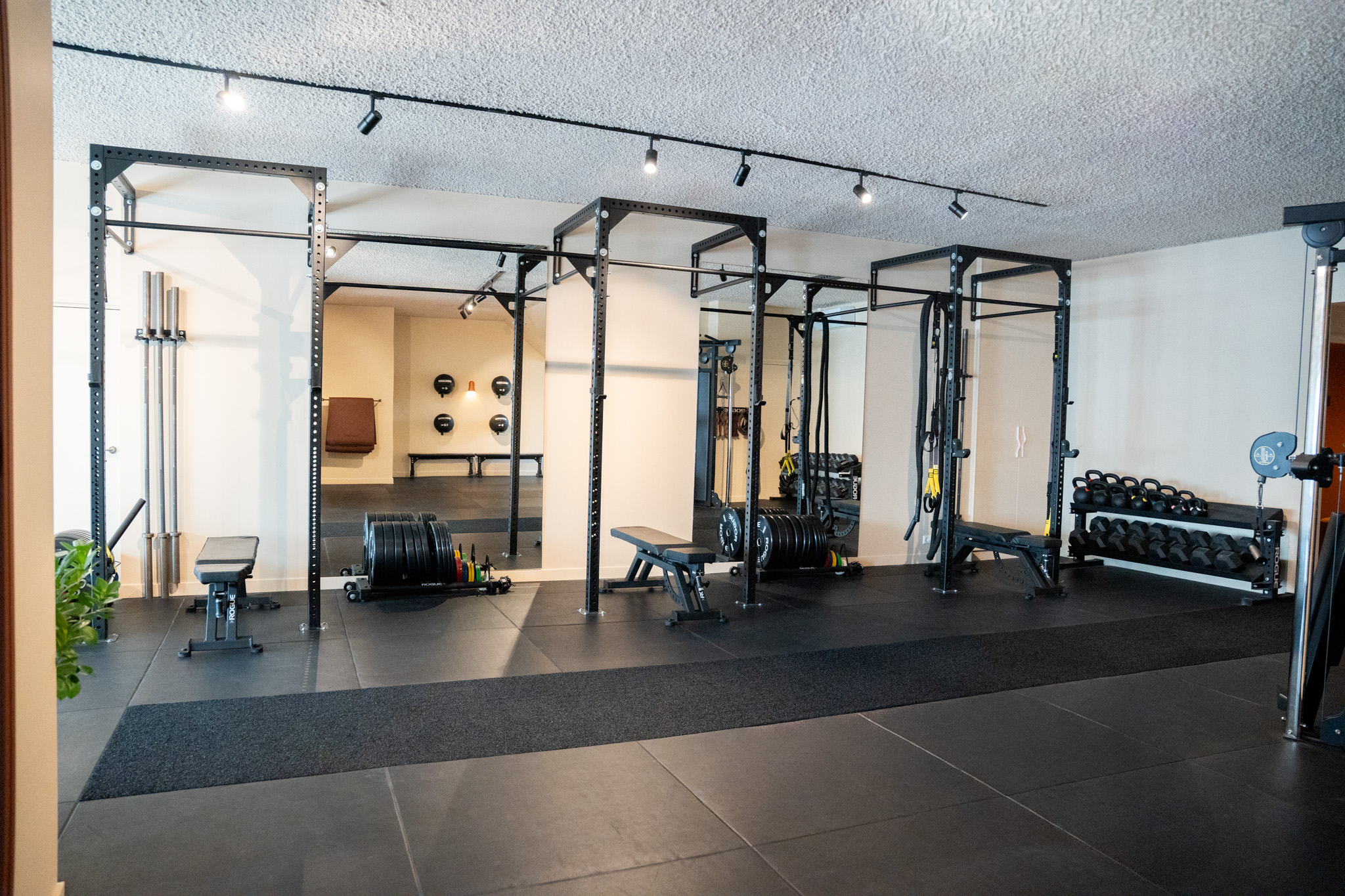 freddies studio bussum brede opname fitnessruimte power racks en kettlebellrek vanuit andere hoek
