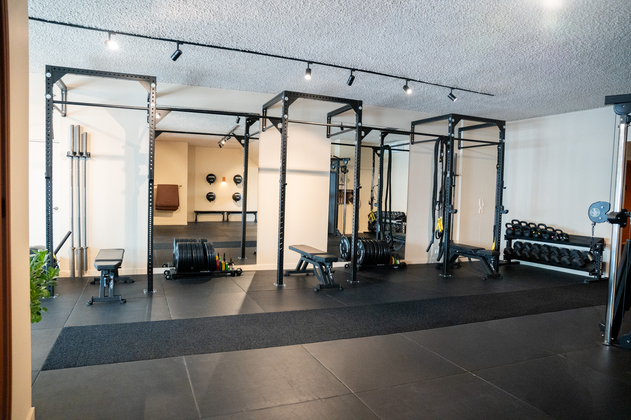 freddies studio bussum brede opname fitnessruimte power racks kettlebellrek en medicijnballen