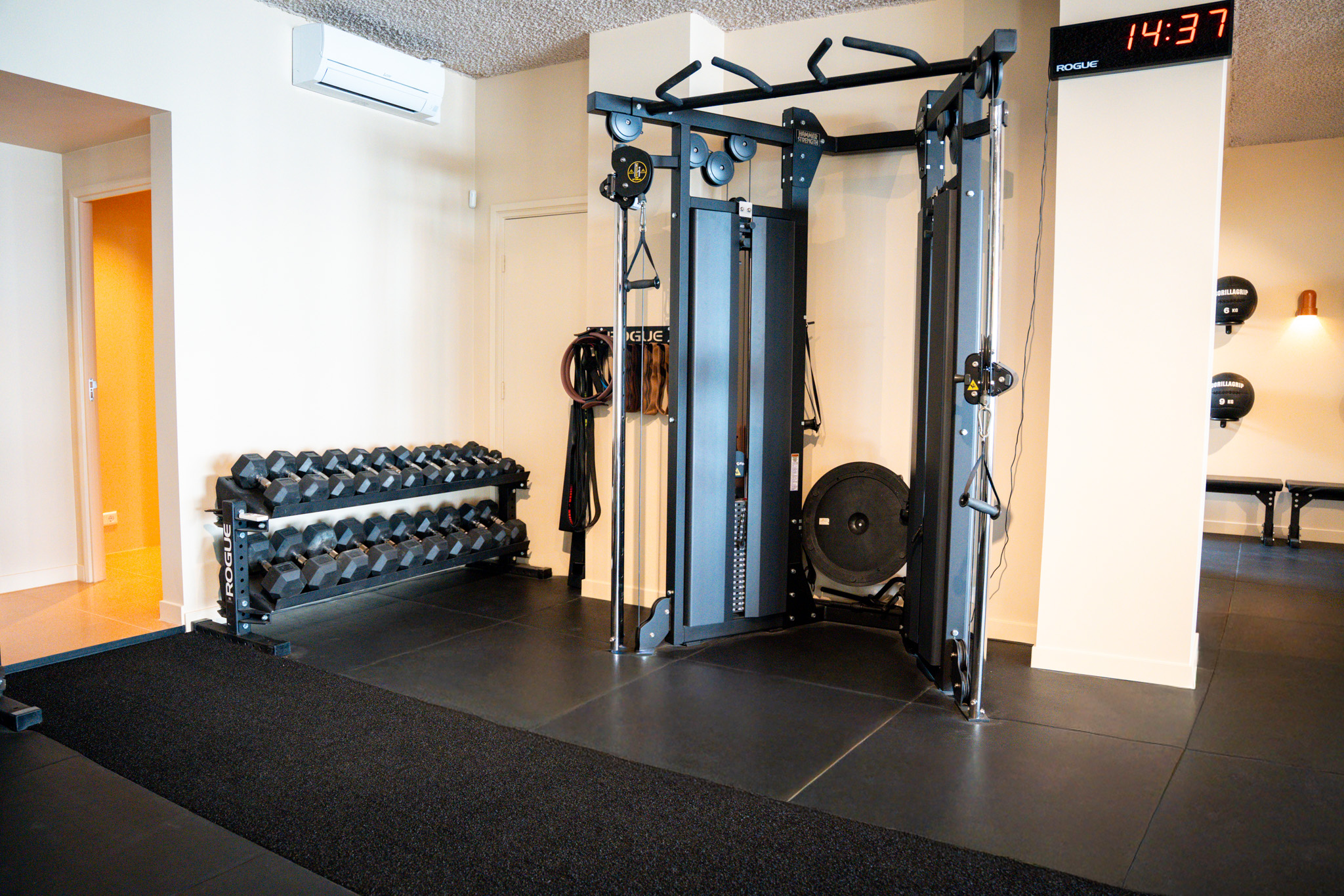 freddies studio bussum brede opname hammer strength kabelmachine andere hoek met medicijnballen