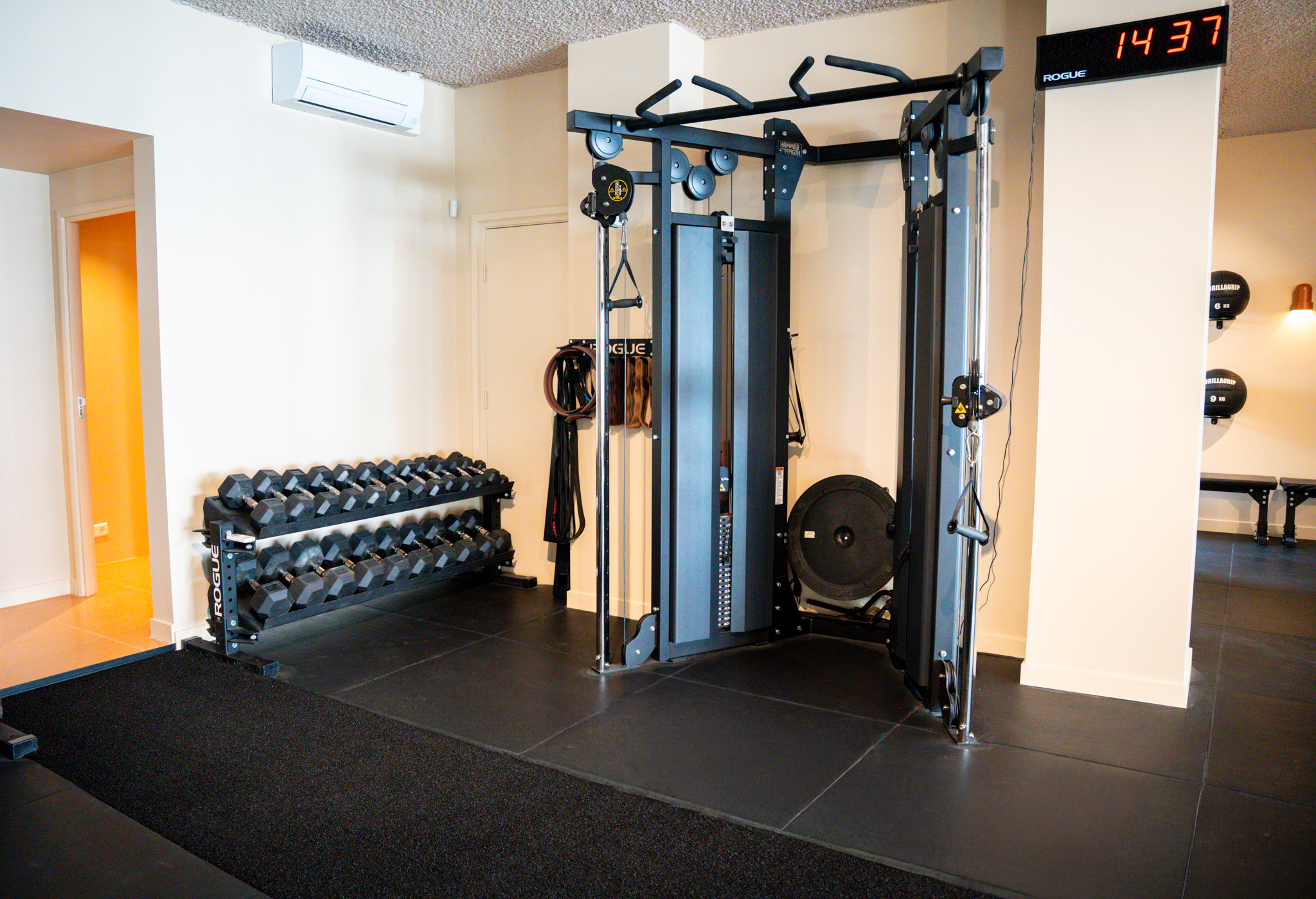 freddies studio bussum brede opname hammer strength kabelmachine met dumbbellrek en airco