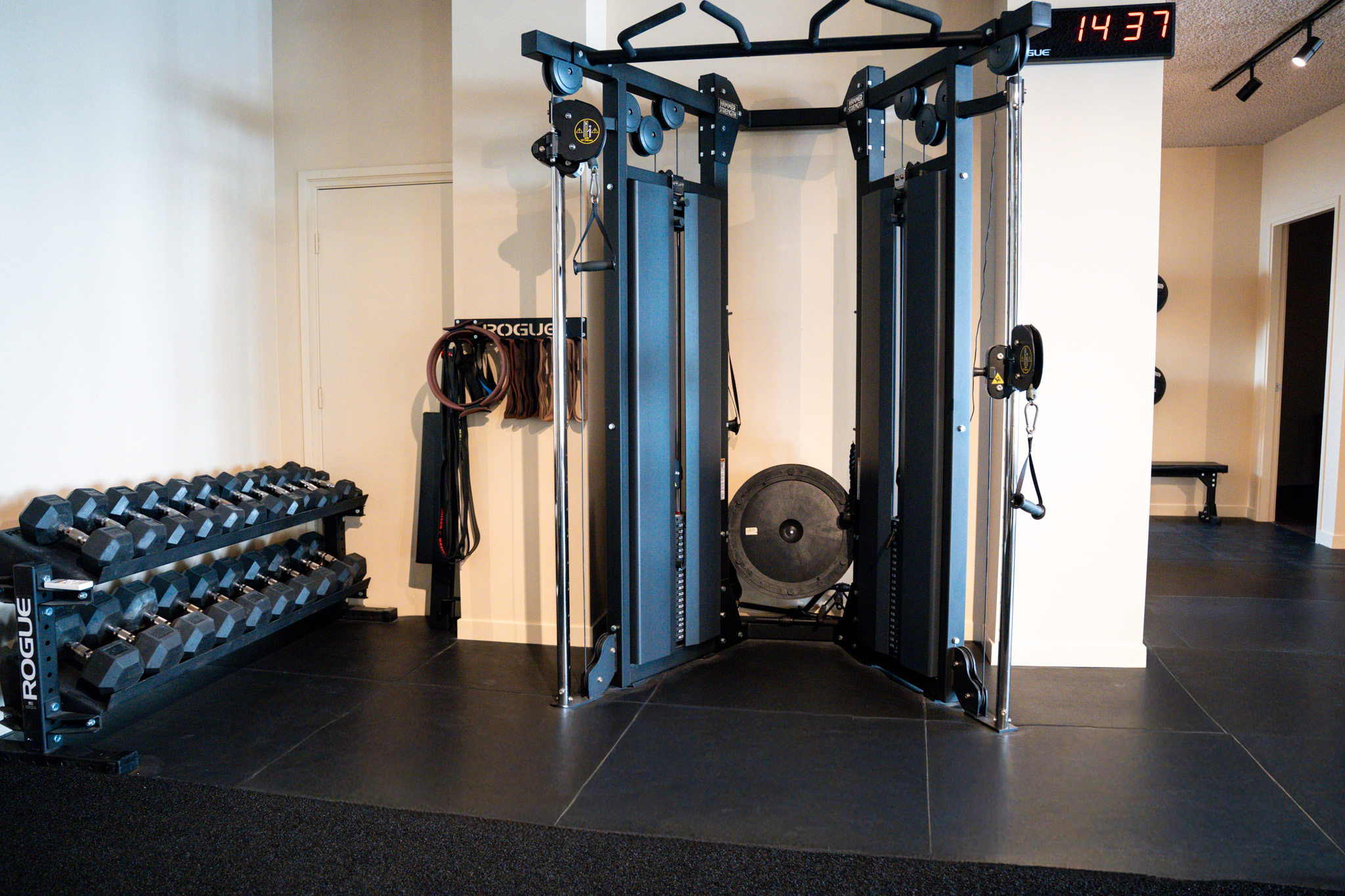 freddies studio bussum brede opname hammer strength kabelmachine met dumbbellrek en klok
