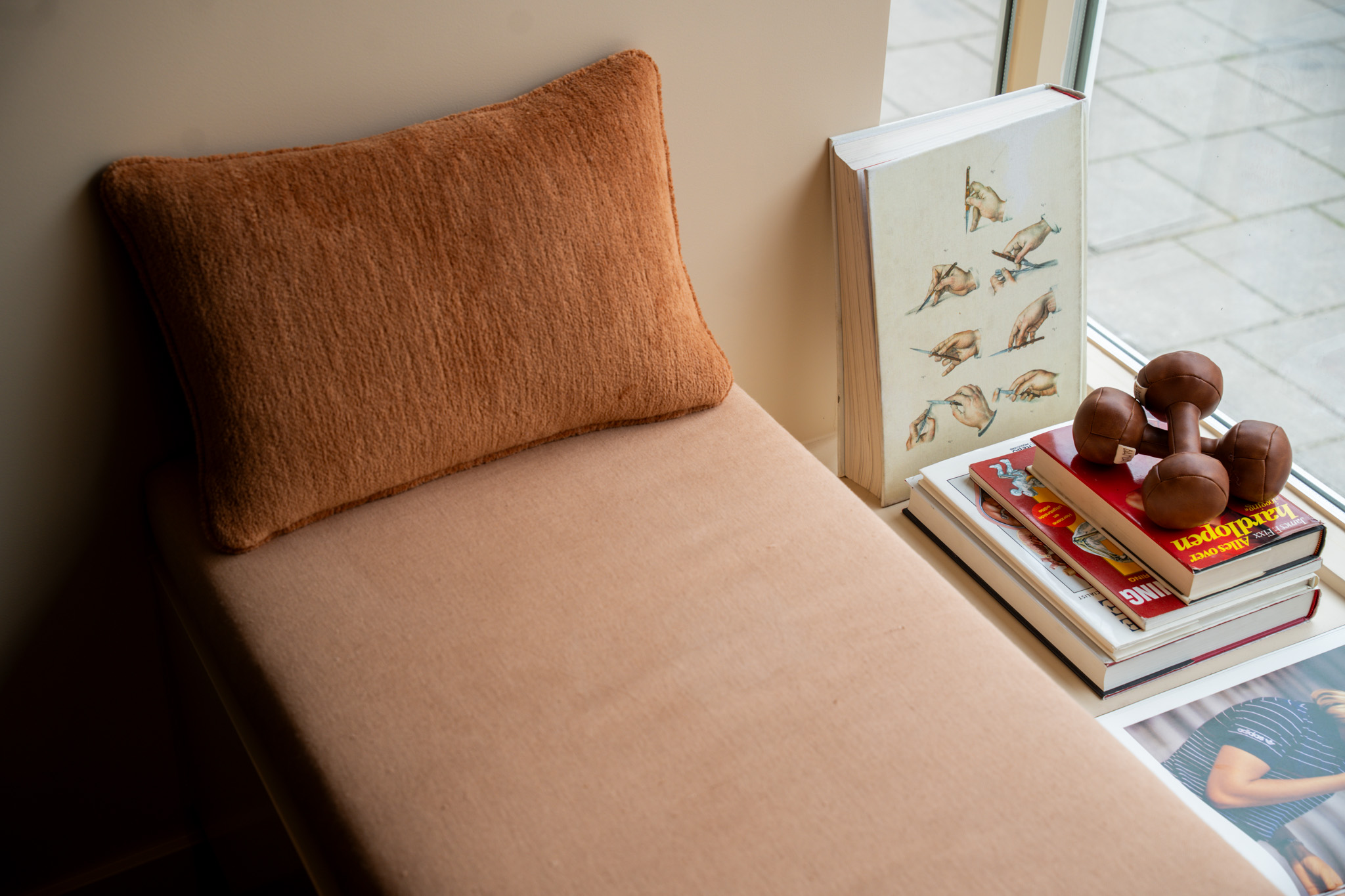 freddies studio bussum brede opname zitbank terracotta kussen boeken en dumbbells met tennismagazine