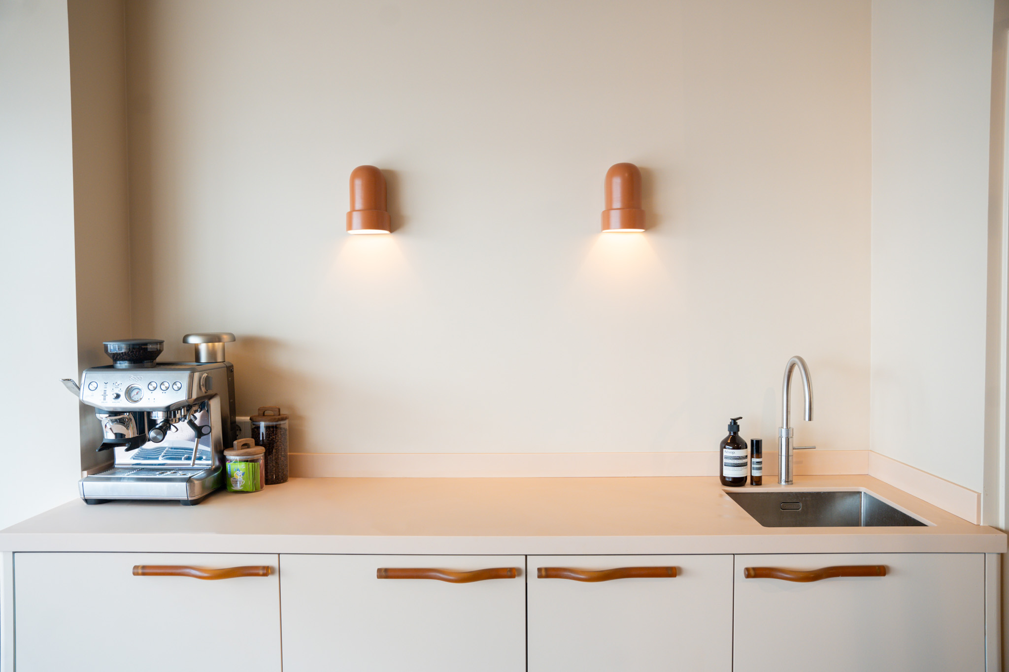 freddies studio bussum breed beeld keukenblok met wandlampen koffiezetapparaat en wastafel met deur