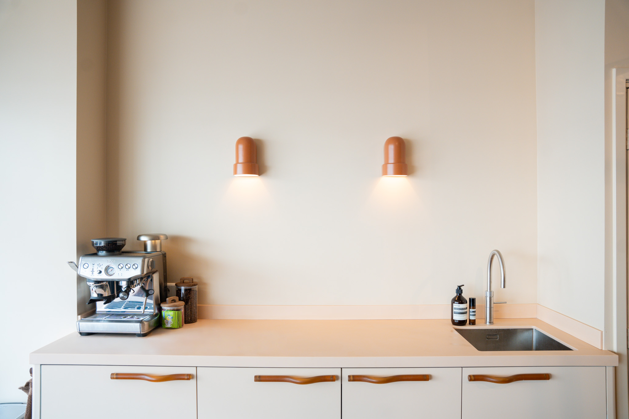 freddies studio bussum breed beeld keukenblok met wandlampen koffiezetapparaat en wastafel met gordijn