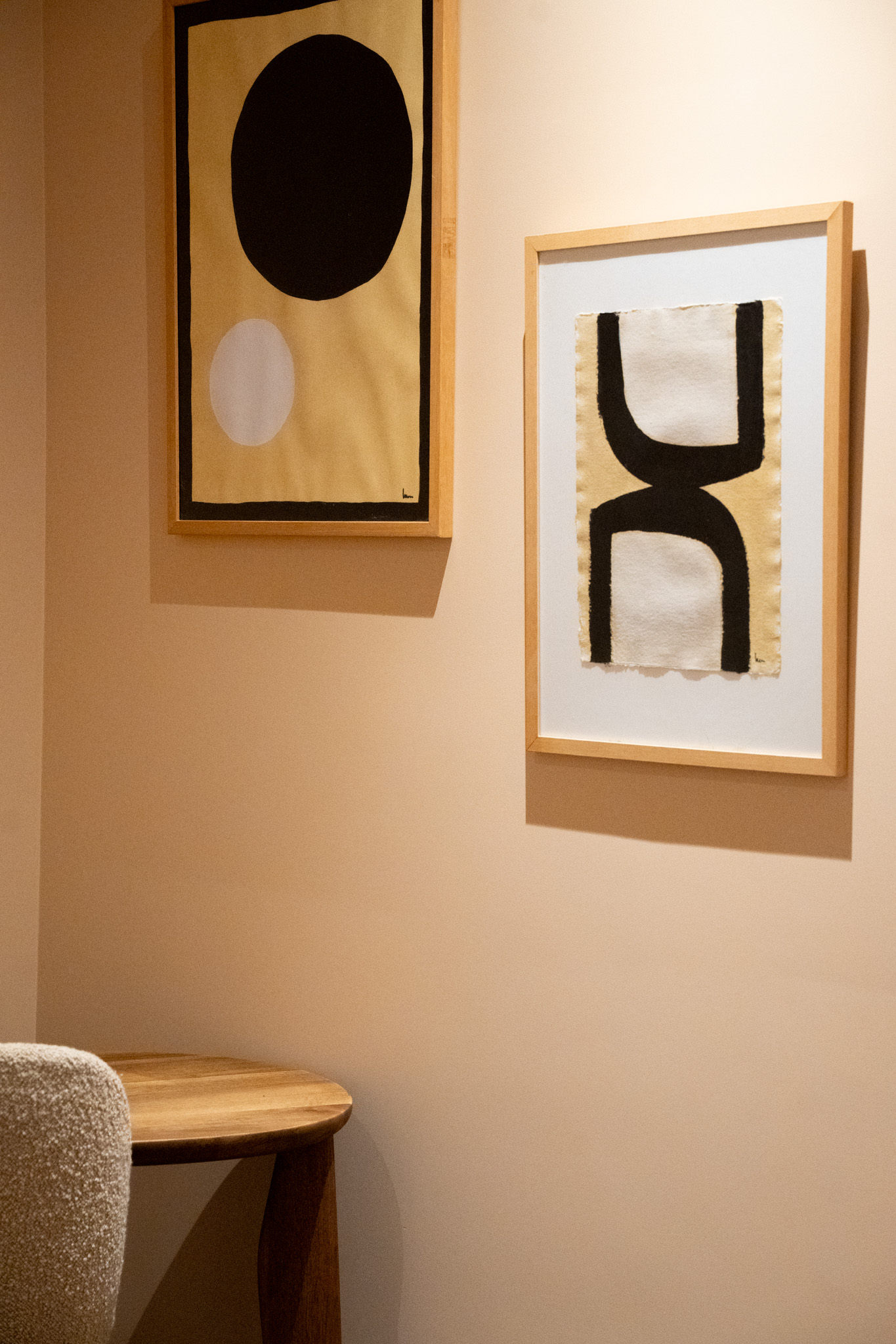 freddies-studio-bussum-close-up-abstracte-kunstwerken-naast-houten-tafel-andere-hoek
