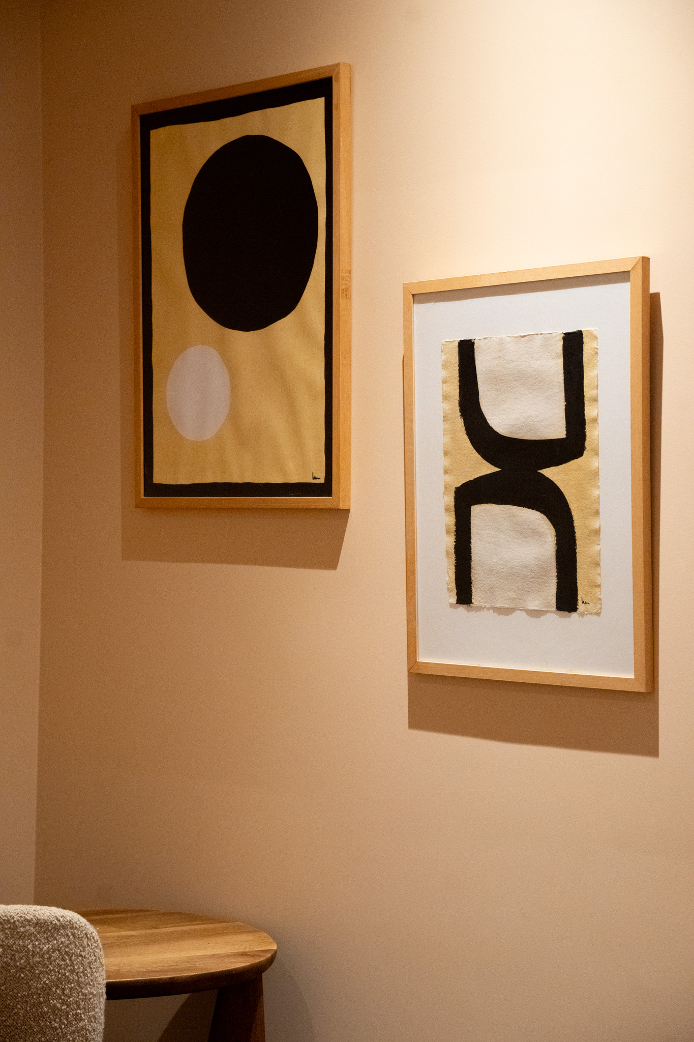 freddies-studio-bussum-close-up-abstracte-kunstwerken-zwarte-cirkel-en-boogvormen