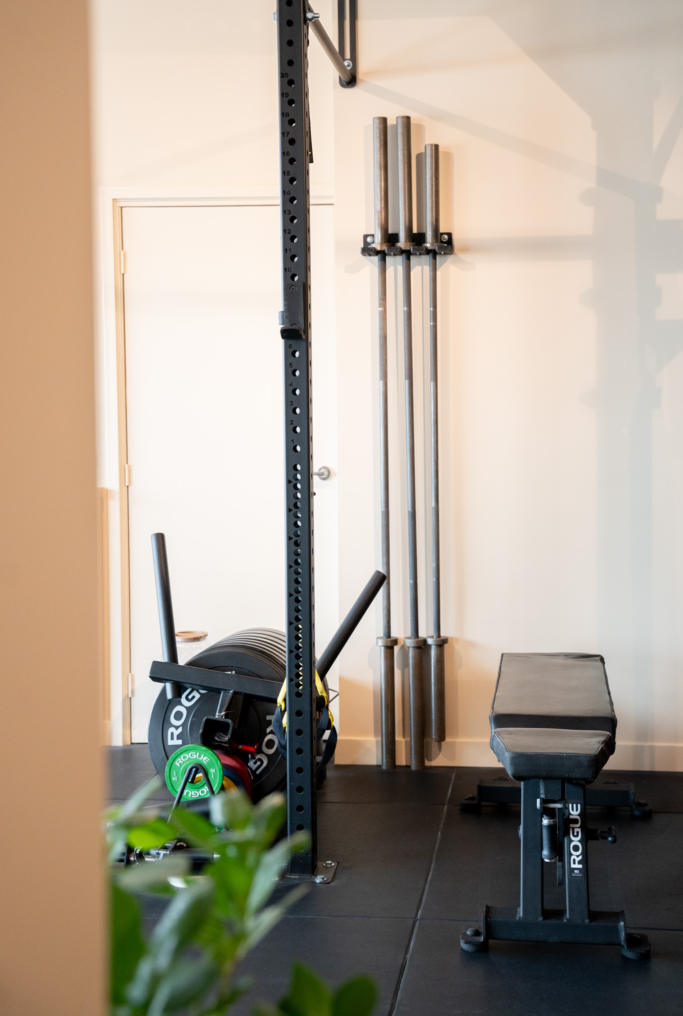 freddies-studio-bussum-close-up-barbell-opslag-aan-muur-met-sledetrainer-en-verstelbare-bank