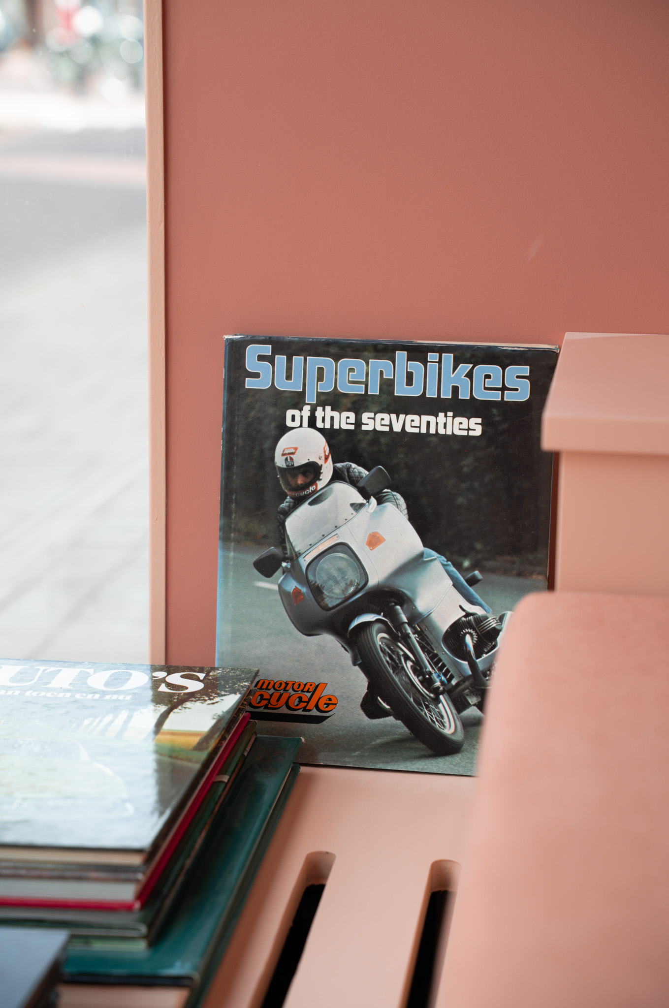 freddies-studio-bussum-close-up-boek-superbikes-of-the-seventies-op-vensterbank