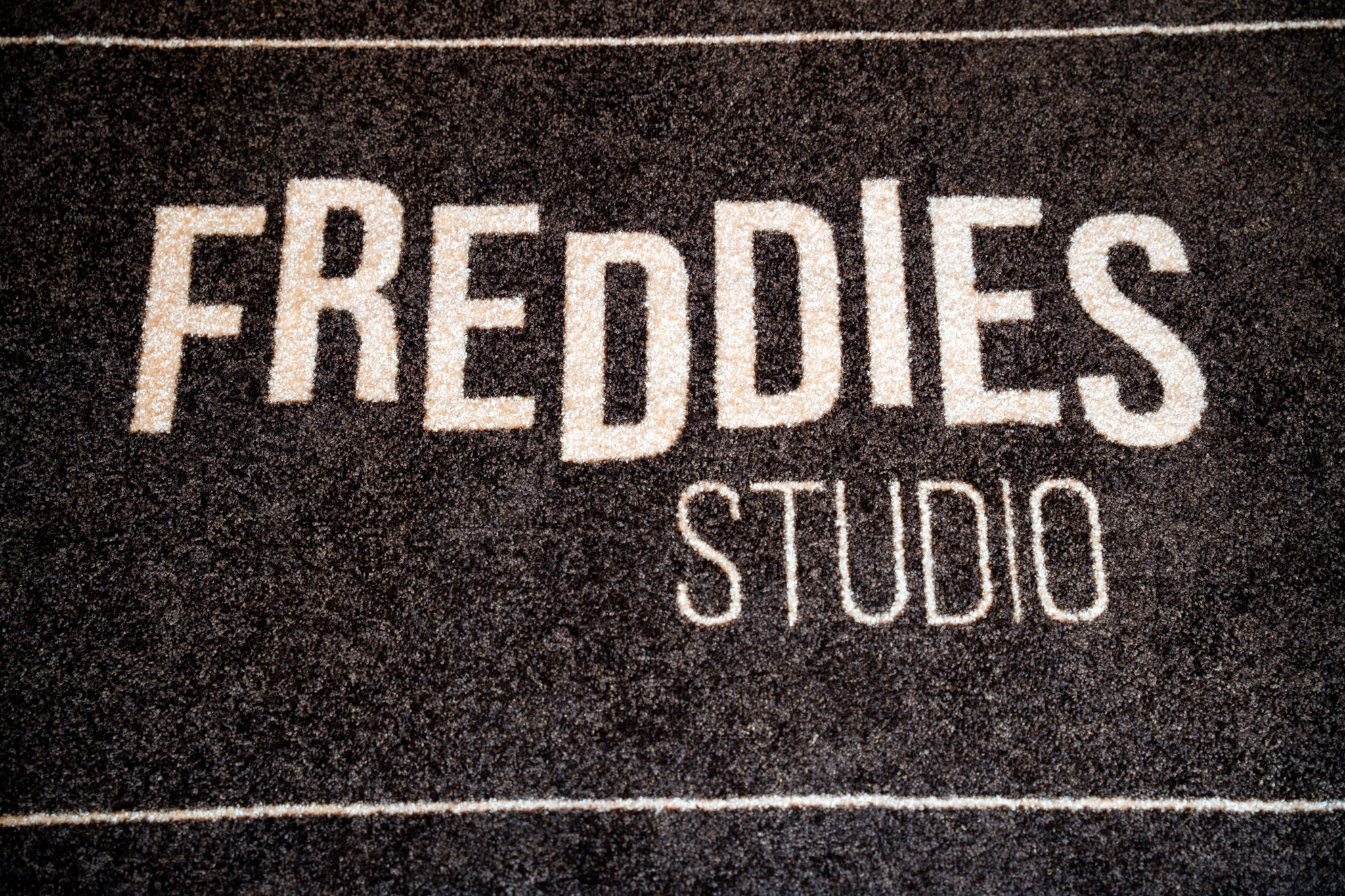 freddies studio bussum close up deurmat met freddies studio logo tweede opname