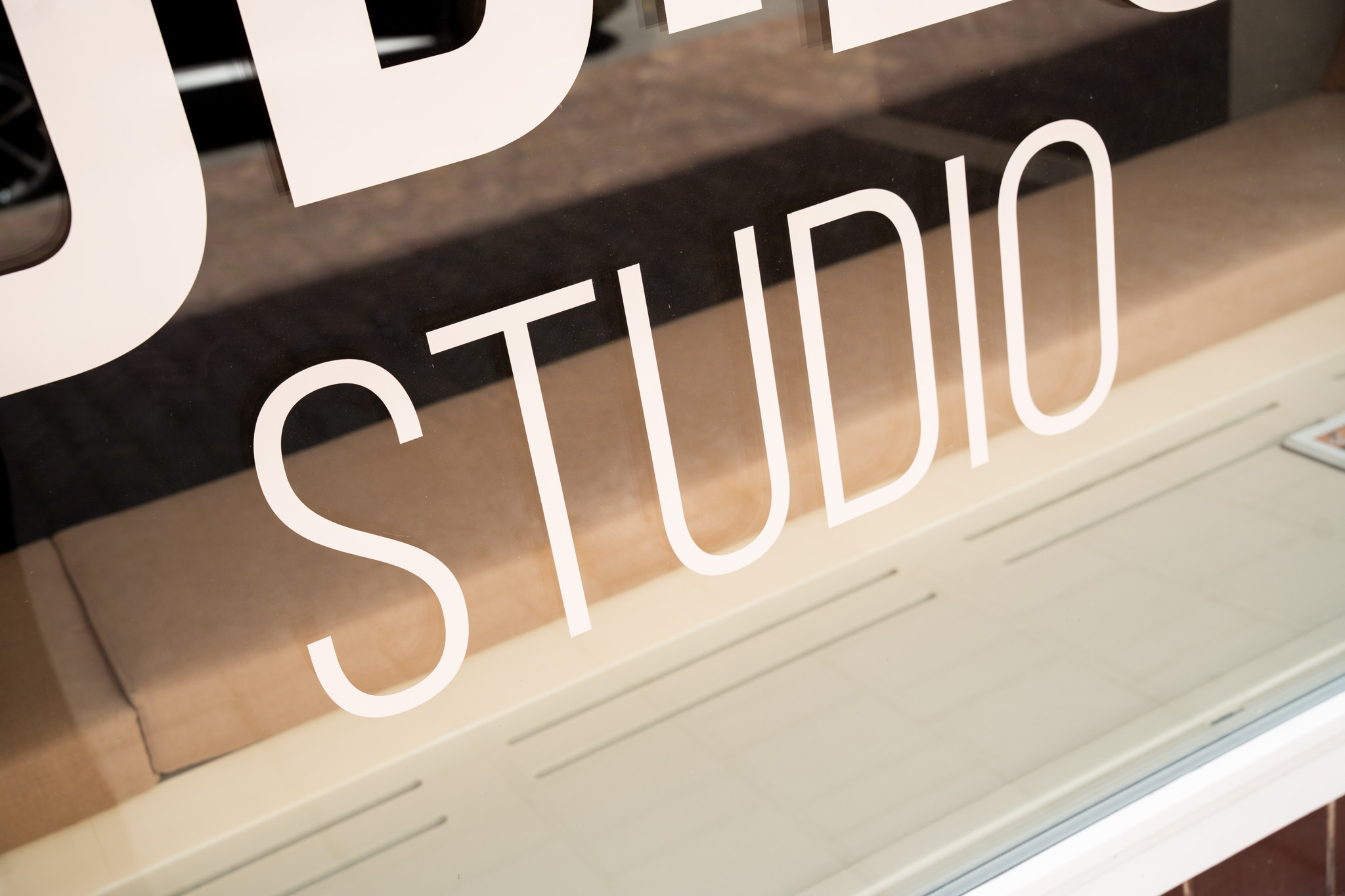 freddies studio bussum close up etalagetekst studio met spiegeling van zitbank