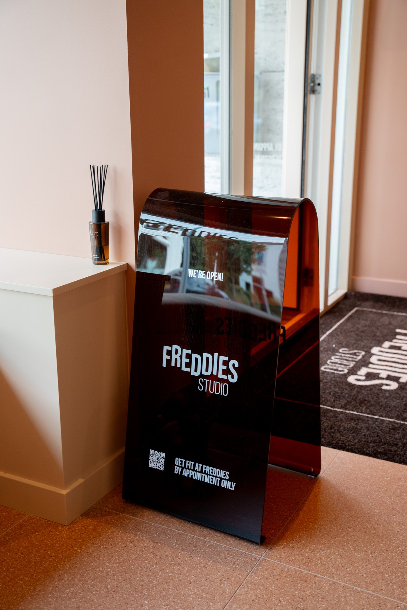 freddies-studio-bussum-close-up-freddies-studio-reclamebord-bij-ingang-met-deurmat