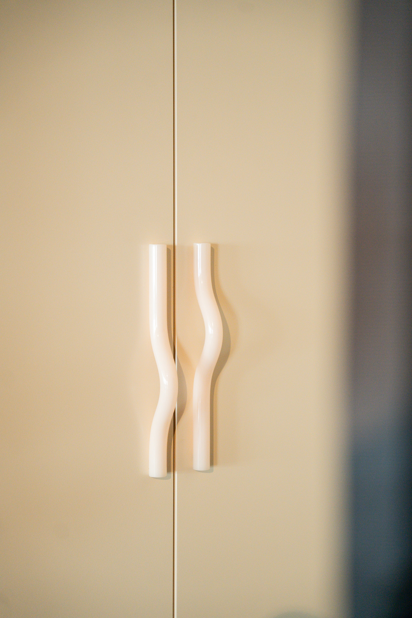 freddies-studio-bussum-close-up-golvende-witte-kastgrepen-op-kastdeuren