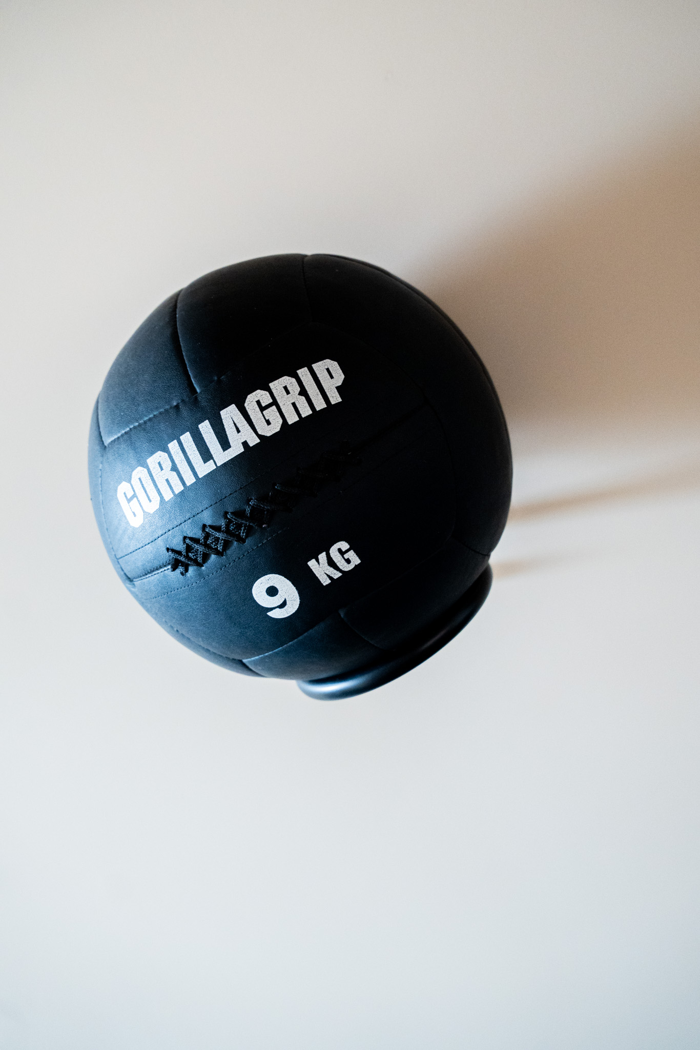 freddies-studio-bussum-close-up-gorillagrip-medicijnbal-negen-kg-op-wandhouder