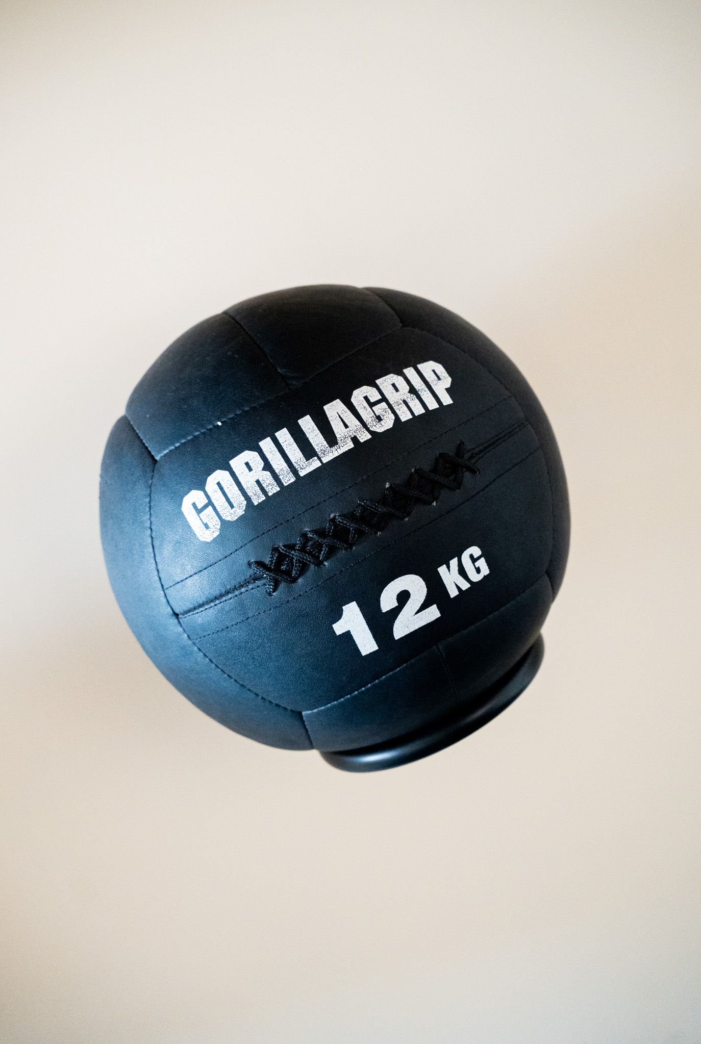 freddies-studio-bussum-close-up-gorillagrip-medicijnbal-twaalf-kg-aan-wandhouder