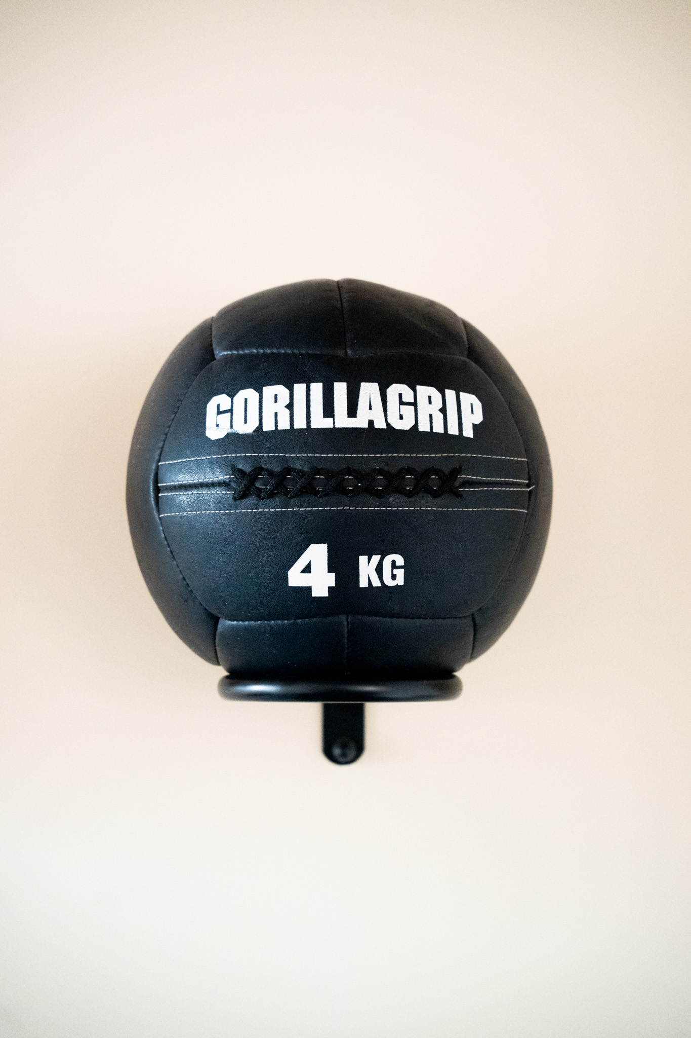 freddies-studio-bussum-close-up-gorillagrip-medicijnbal-vier-kg-aan-wandhouder