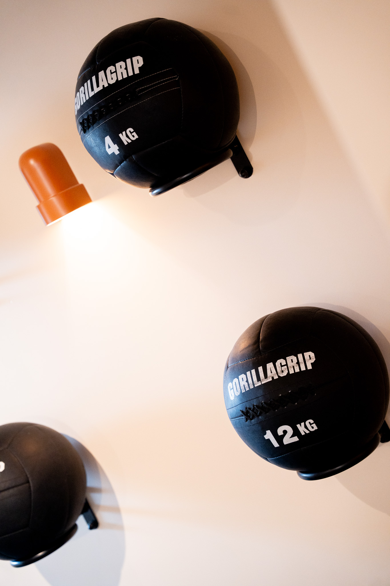 freddies-studio-bussum-close-up-gorillagrip-medicijnballen-vier-kg-en-twaalf-kg-aan-muur