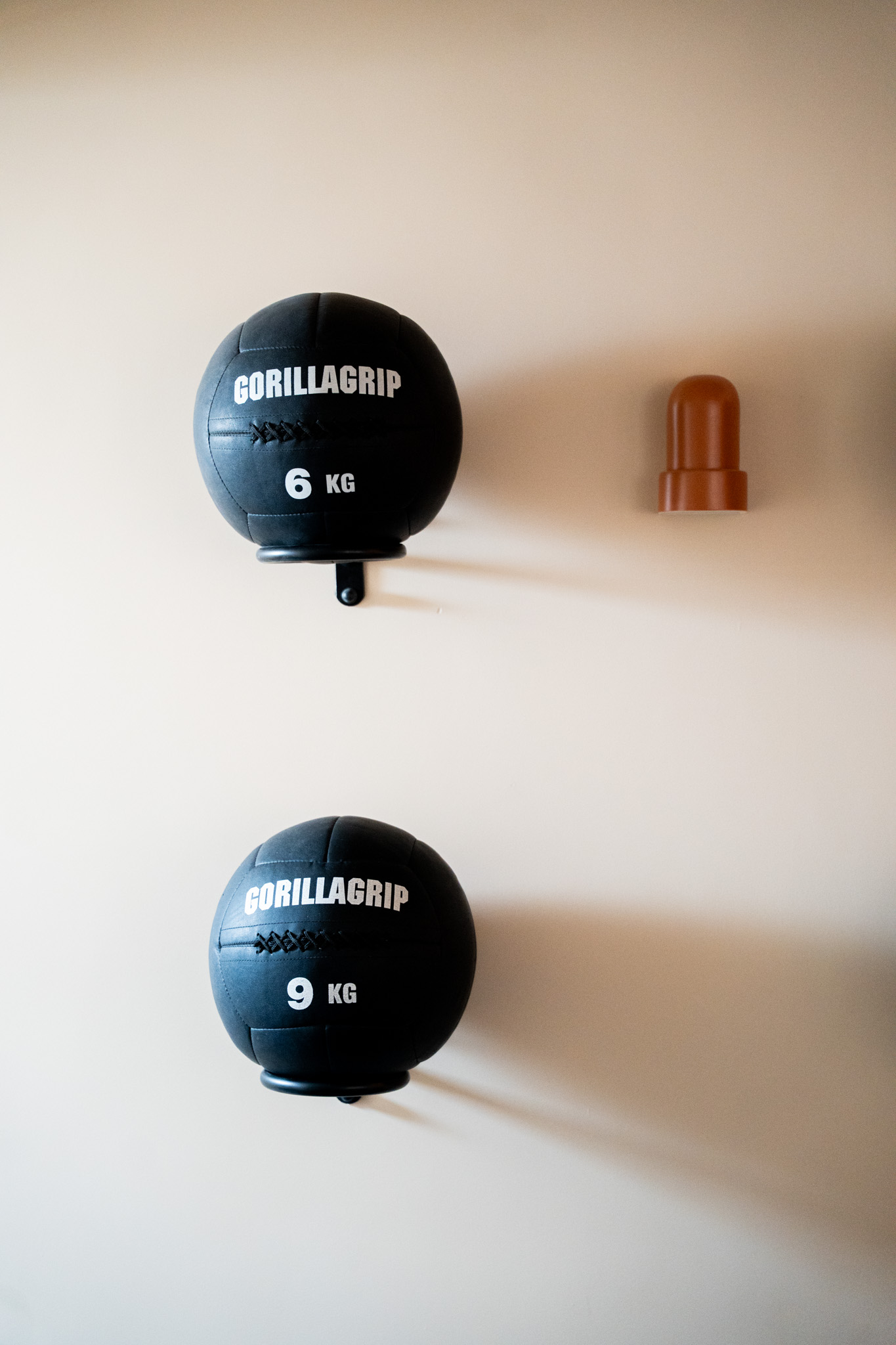 freddies-studio-bussum-close-up-gorillagrip-medicijnballen-zes-kg-en-negen-kg-met-wandlamp