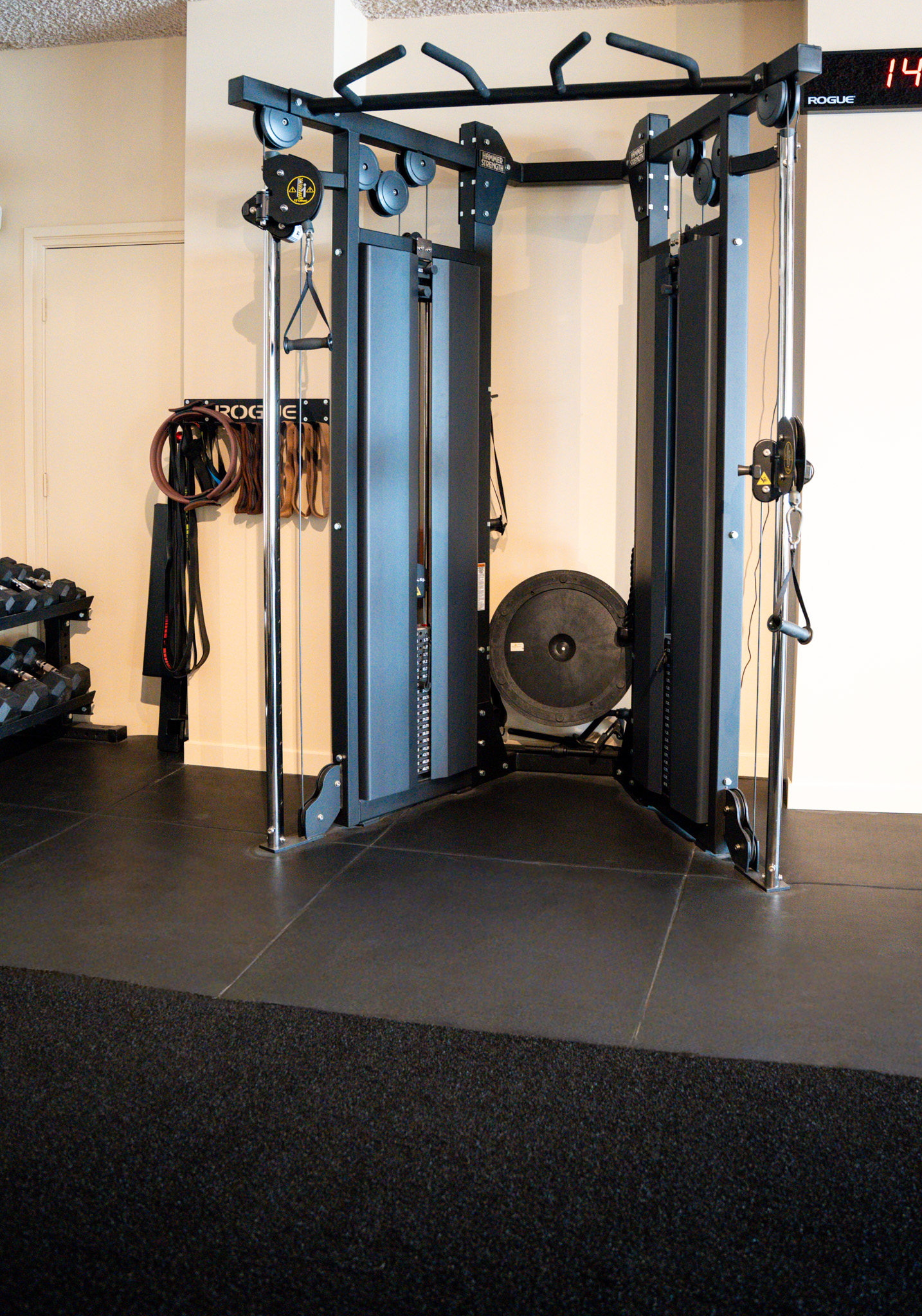 freddies-studio-bussum-close-up-hammer-strength-kabelmachine-andere-hoek-met-weerstandsbanden