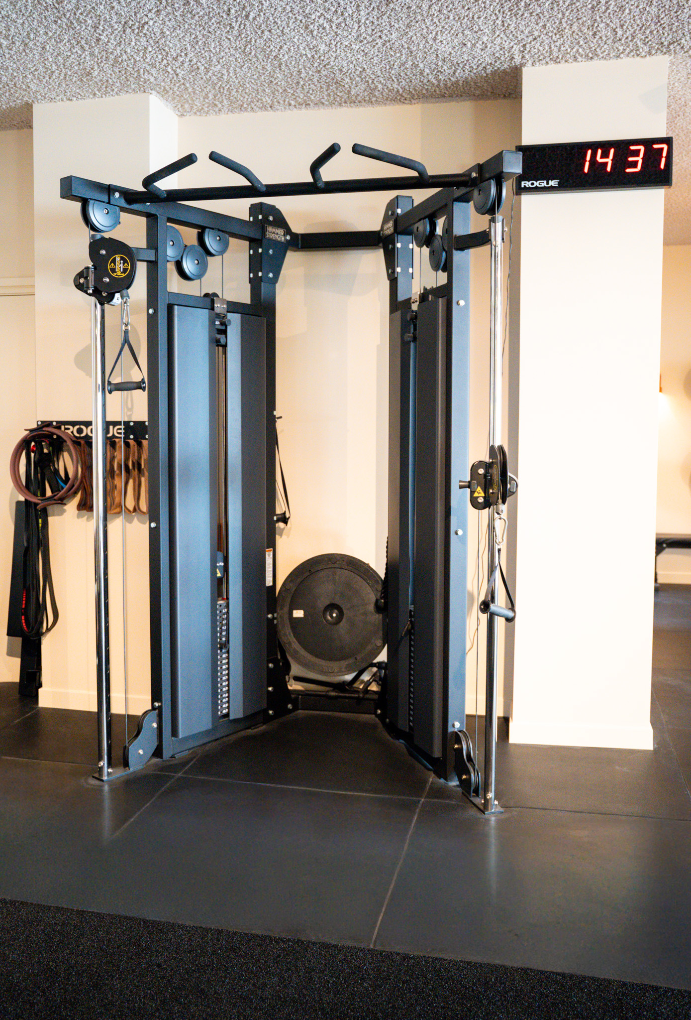 freddies-studio-bussum-close-up-hammer-strength-kabelmachine-met-klok-en-trx-banden