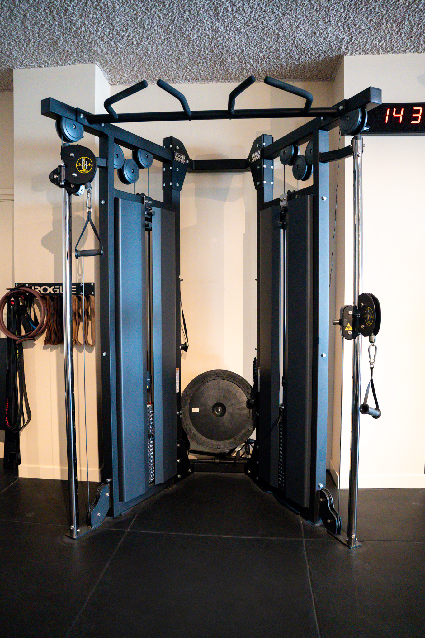 freddies-studio-bussum-close-up-hammer-strength-kabelmachine-met-weerstandsbanden-en-klok
