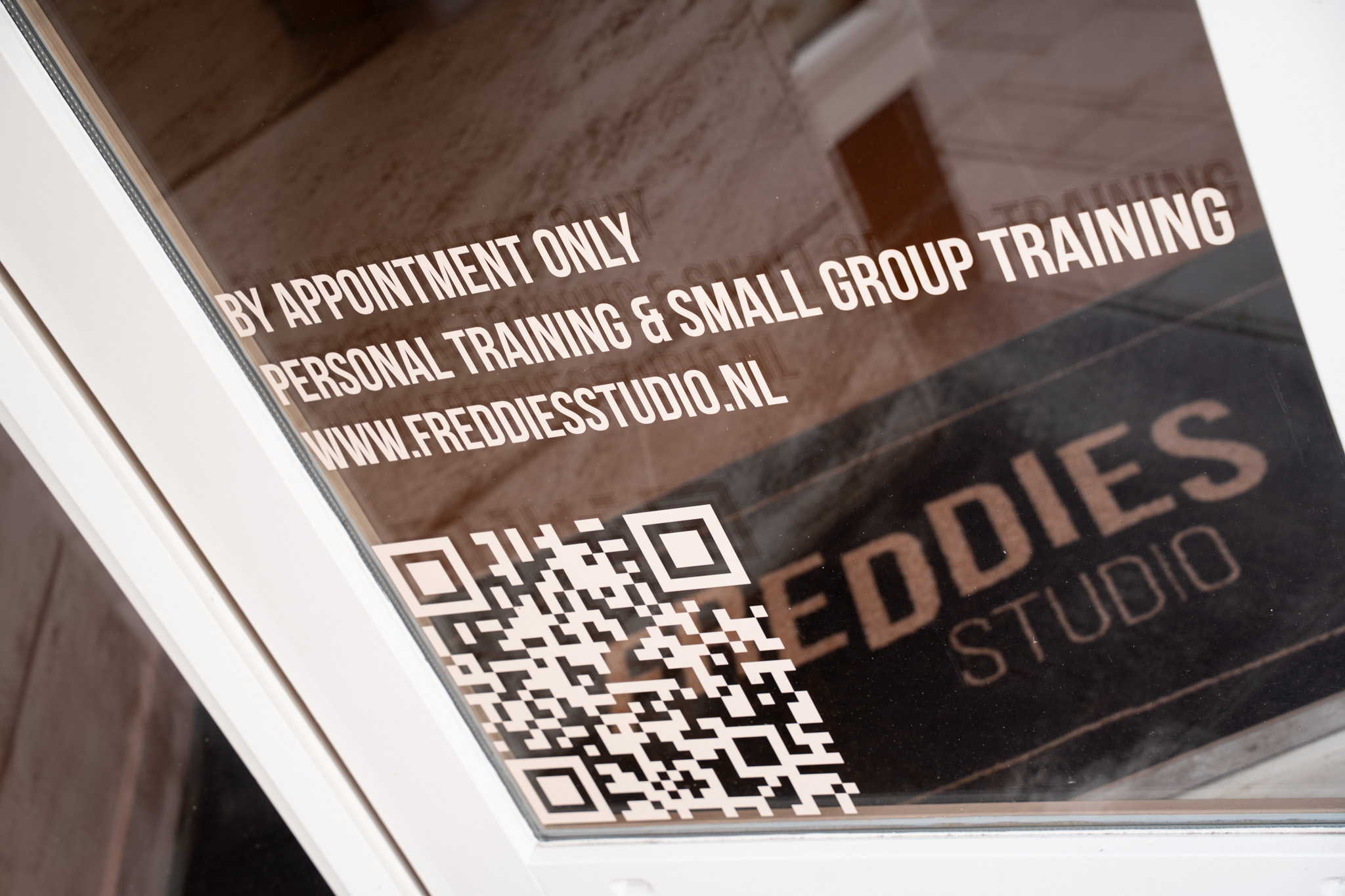 freddies studio bussum close up raamtekst openingsinformatie en qr code