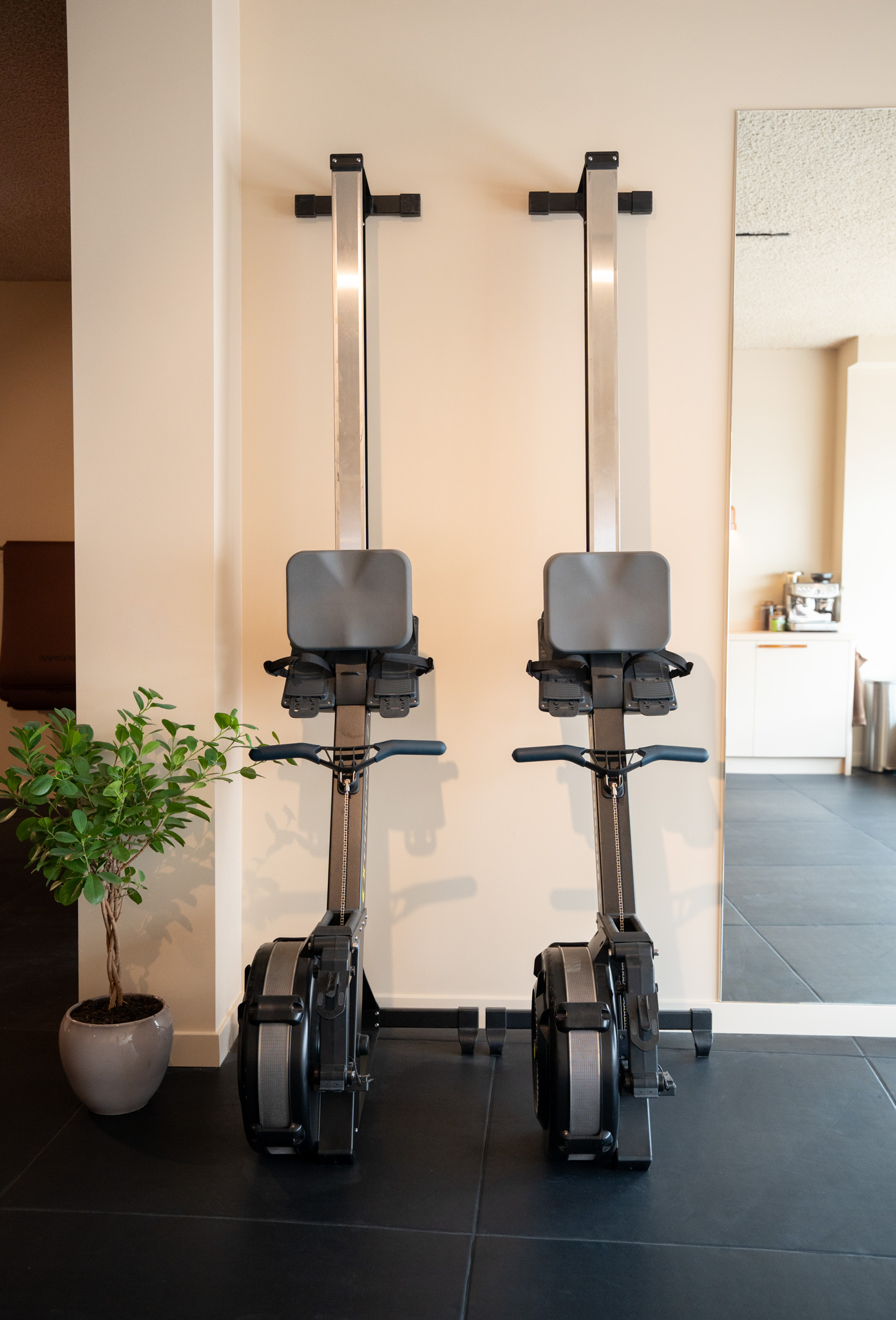 freddies-studio-bussum-close-up-roeitrainers-naast-plant-doorkijk-keukenblok