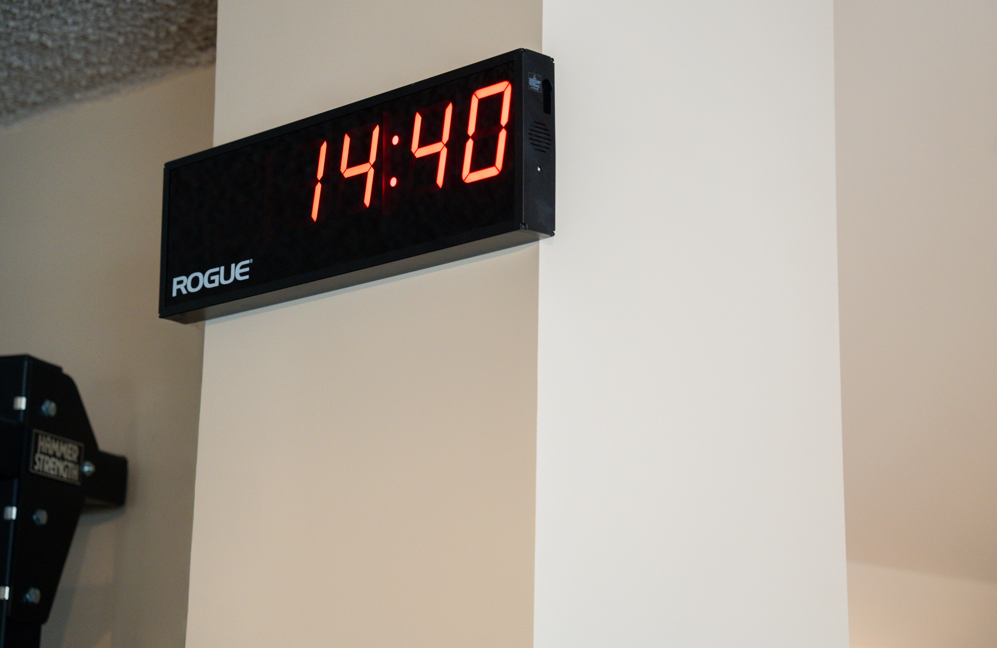 freddies studio bussum close up rogue klok aan muur naast hammer strength machine