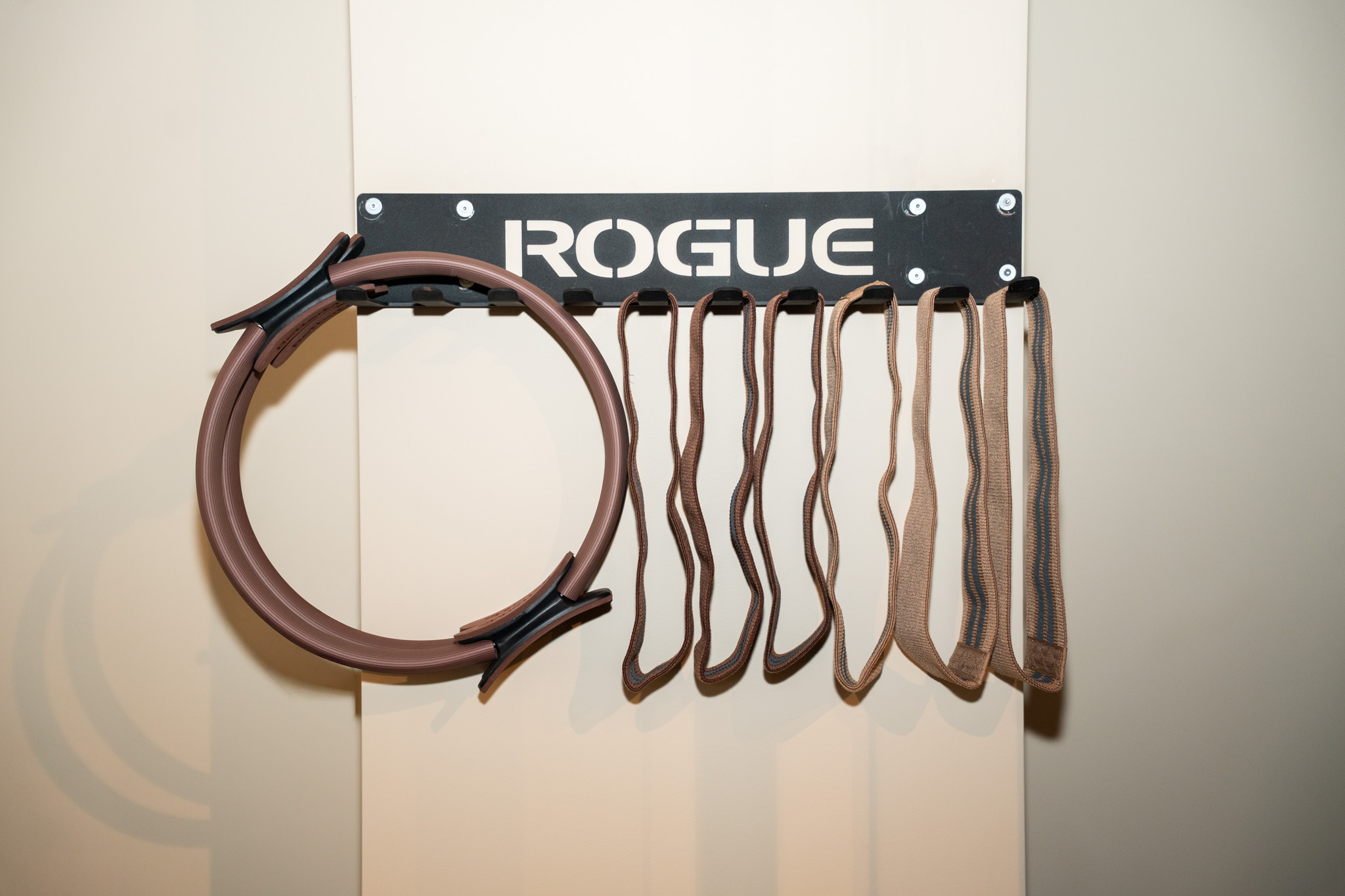 freddies studio bussum close up rogue wandhouder met weerstandsbanden en pilates ring