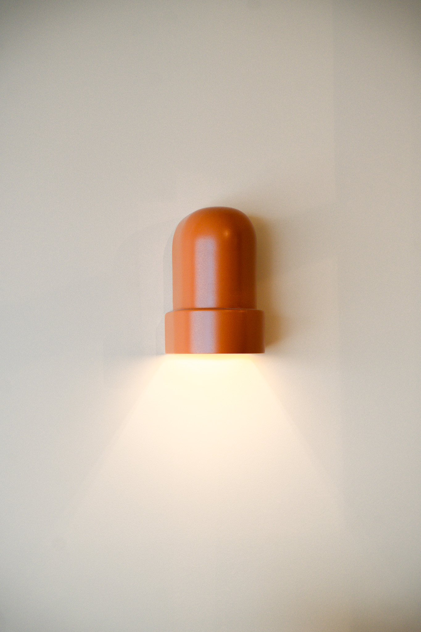 freddies-studio-bussum-close-up-terracotta-wandlamp-met-warm-licht