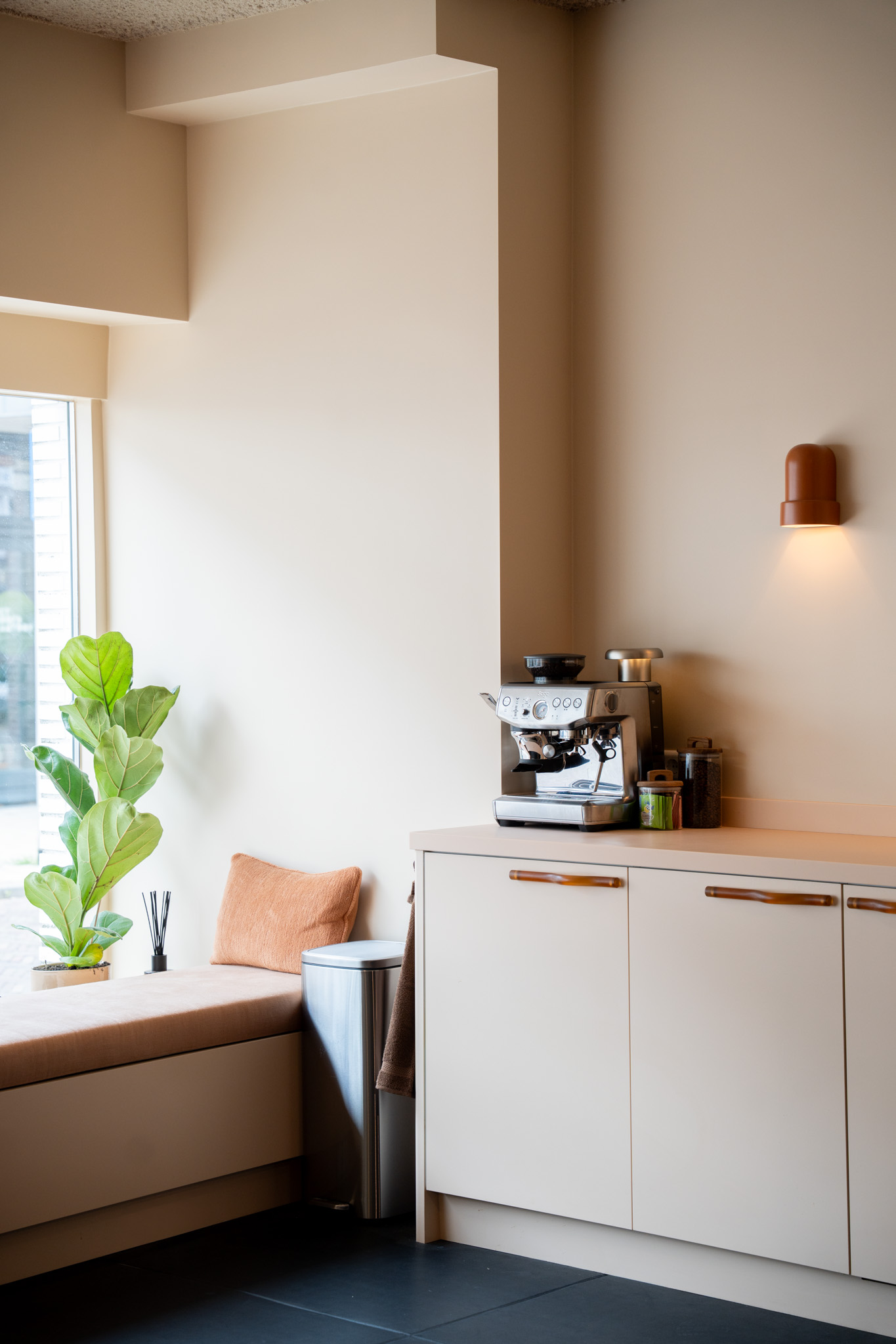 freddies-studio-bussum-close-up-vensterbank-met-plant-kussen-en-espressomachine