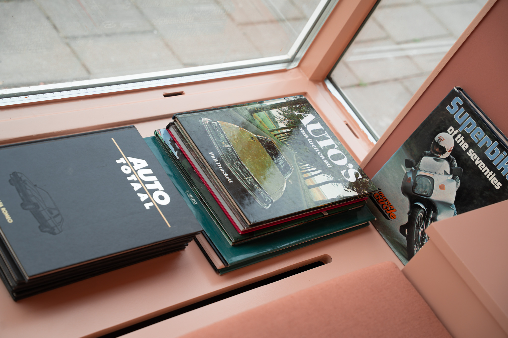 freddies studio bussum close up vensterbank vintage autoboeken