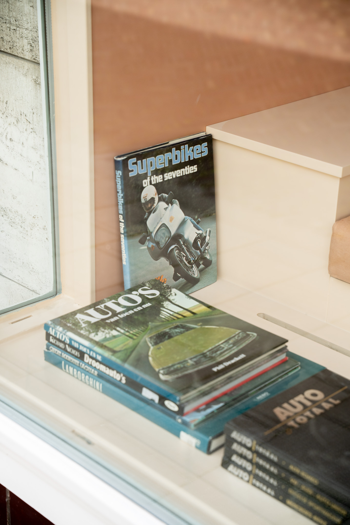 freddies-studio-bussum-close-up-vensterbank-vintage-boeken-superbikes-en-autos