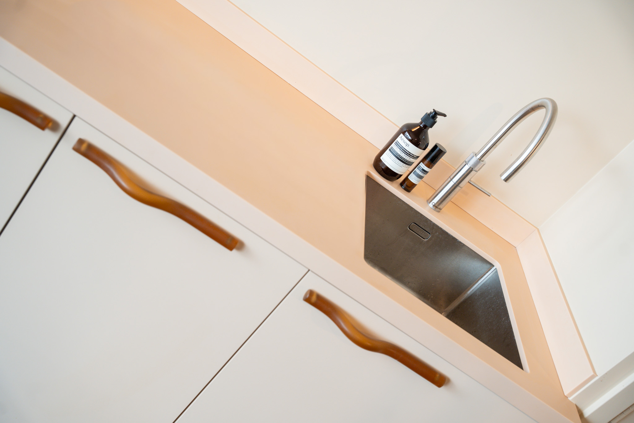 freddies studio bussum close up wastafel met kraan en aesop zeepflessen