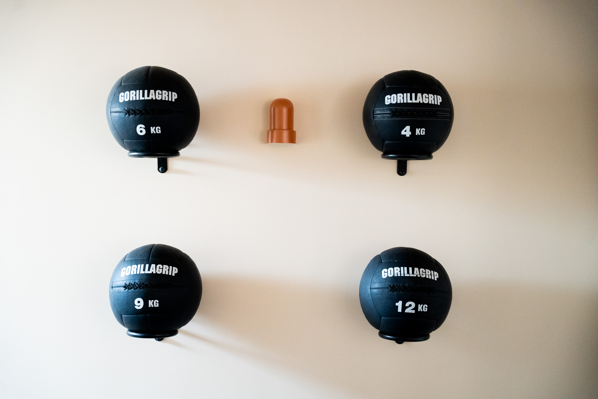 freddies studio bussum diagonale opname vier gorillagrip medicijnballen aan muur met wandlamp