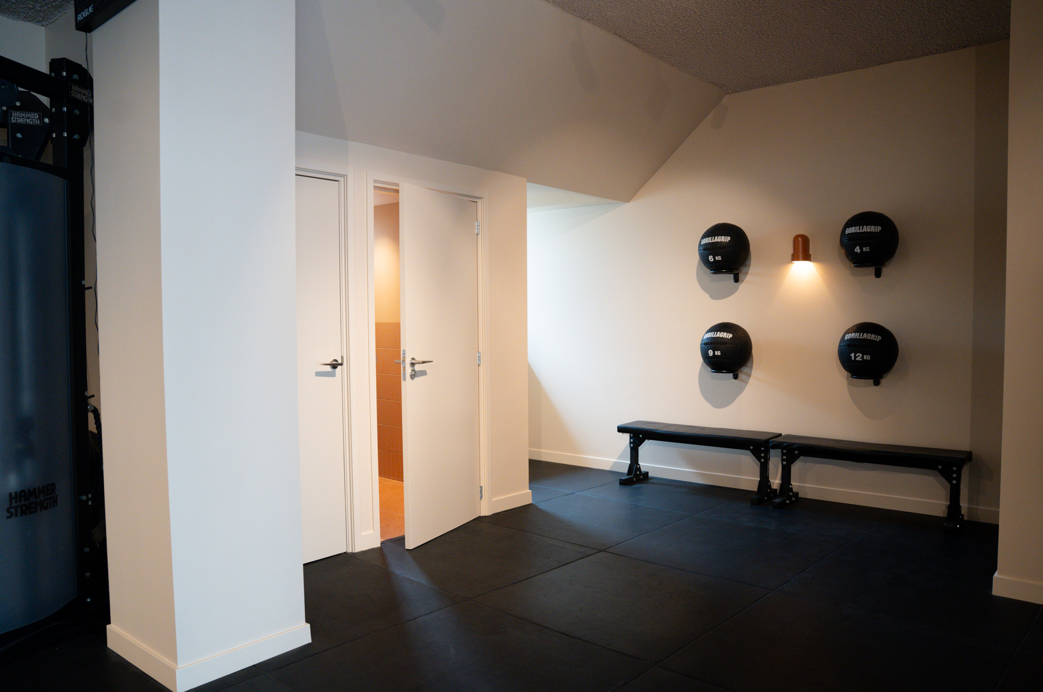 freddies studio bussum doorkijk naar deuren kleedruimte en douche met medicijnballen