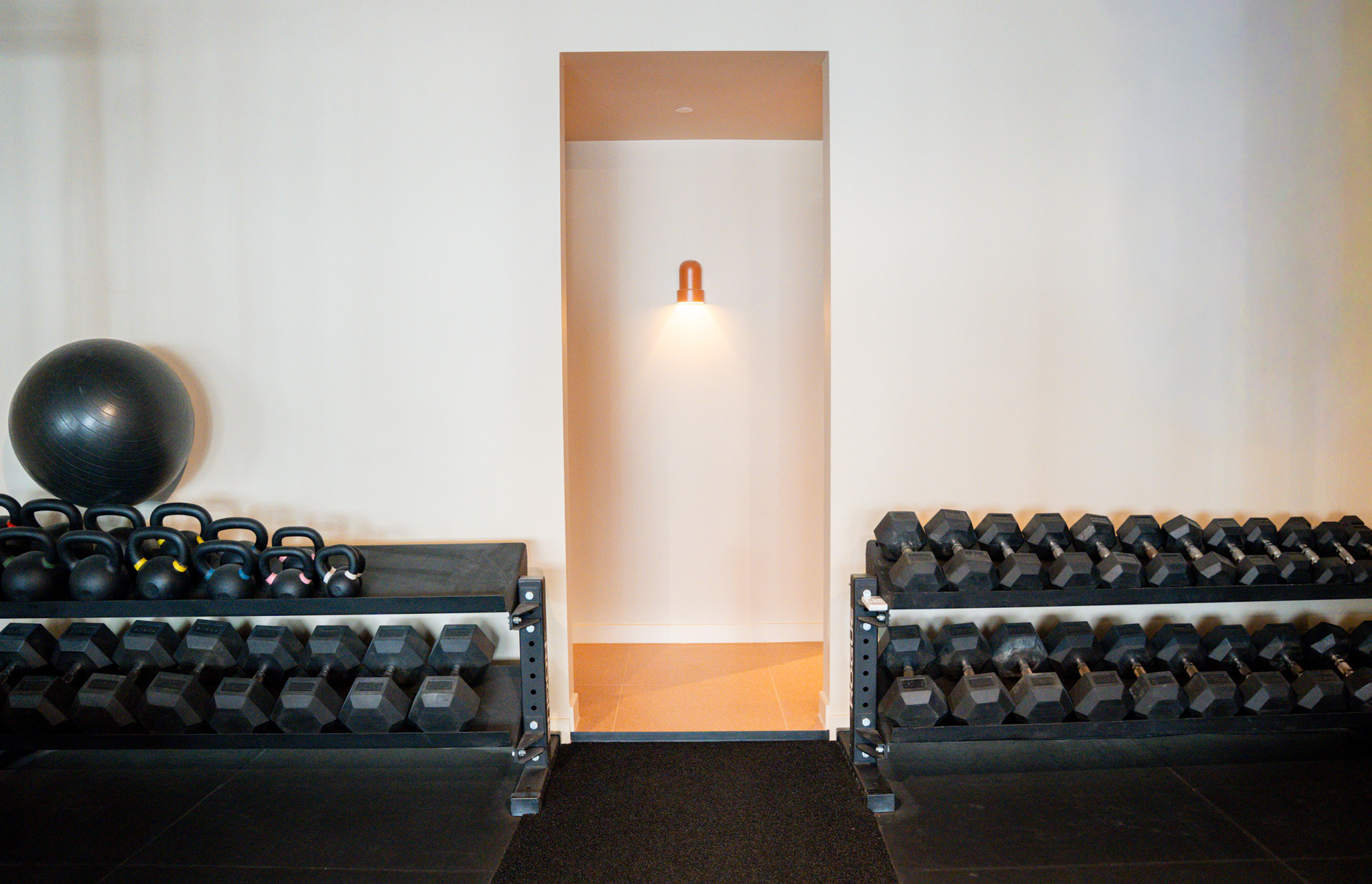 freddies studio bussum doorkijk tussen dumbbellrek en kettlebells naar kleedruimte