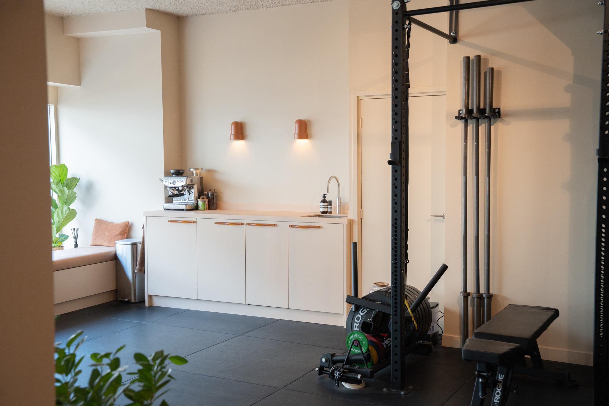 freddies studio bussum doorkijk vanuit keukenblok naar power rack met sledetrainer