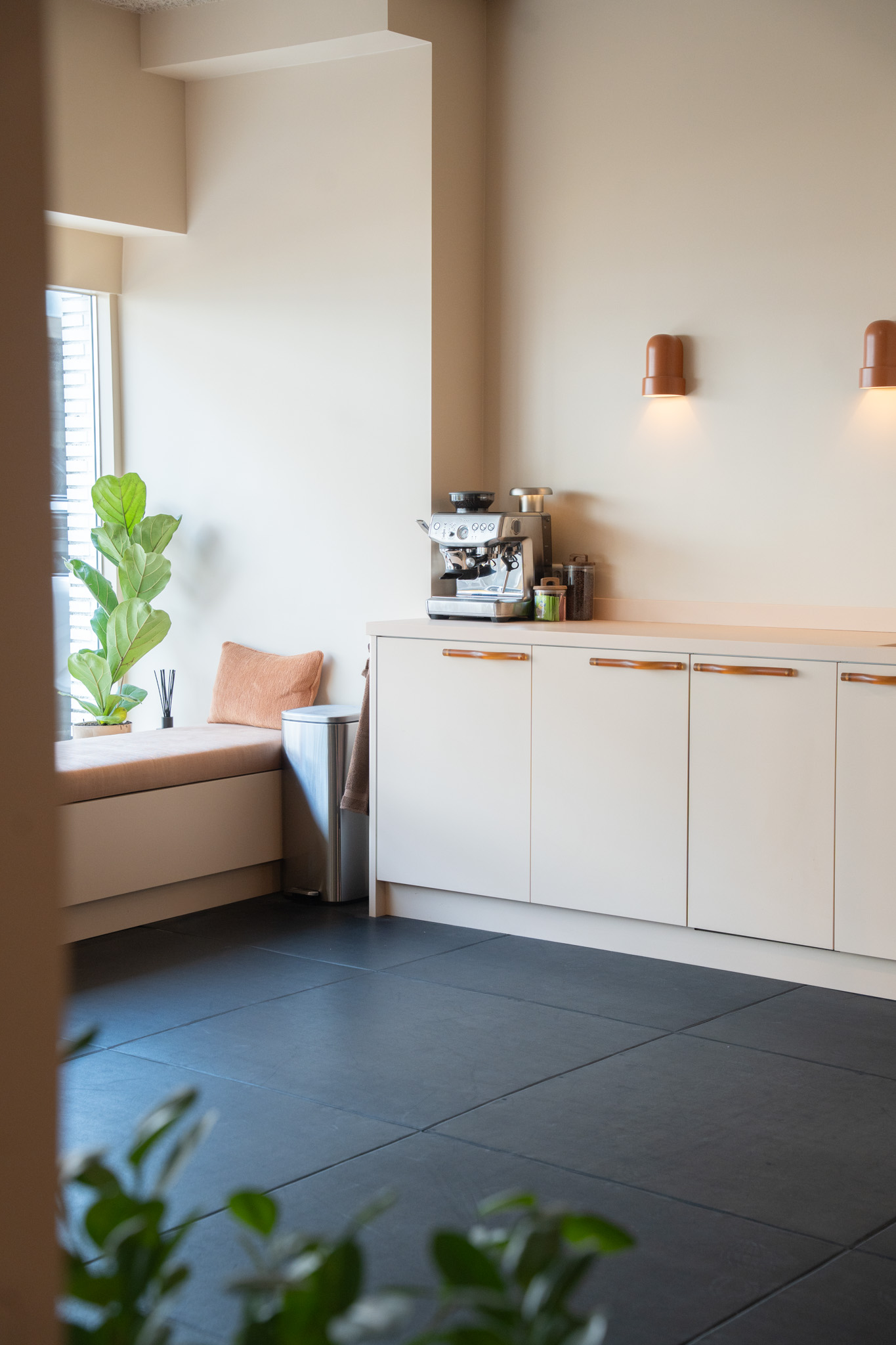 freddies-studio-bussum-doorkijk-vensterbank-met-plant-en-keukenblok-naar-straat