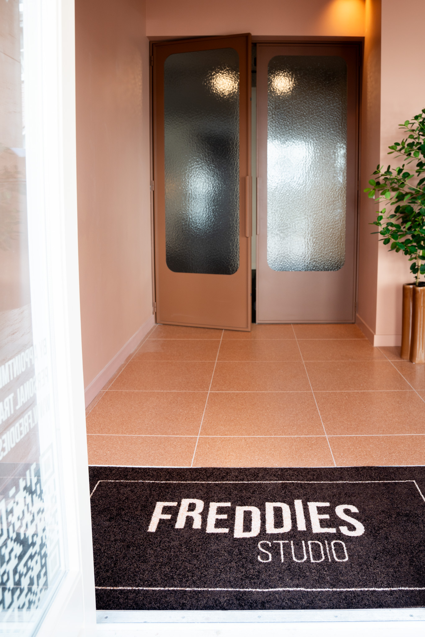 freddies-studio-bussum-entreedeuren-geribbeld-glas-met-deurmat-en-plant-brede-opname