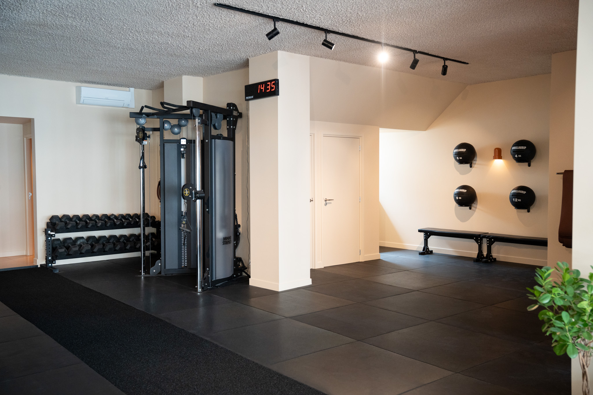 freddies studio bussum fitnessruimte met hammer strength kabelmachine andere hoek en medicijnballen