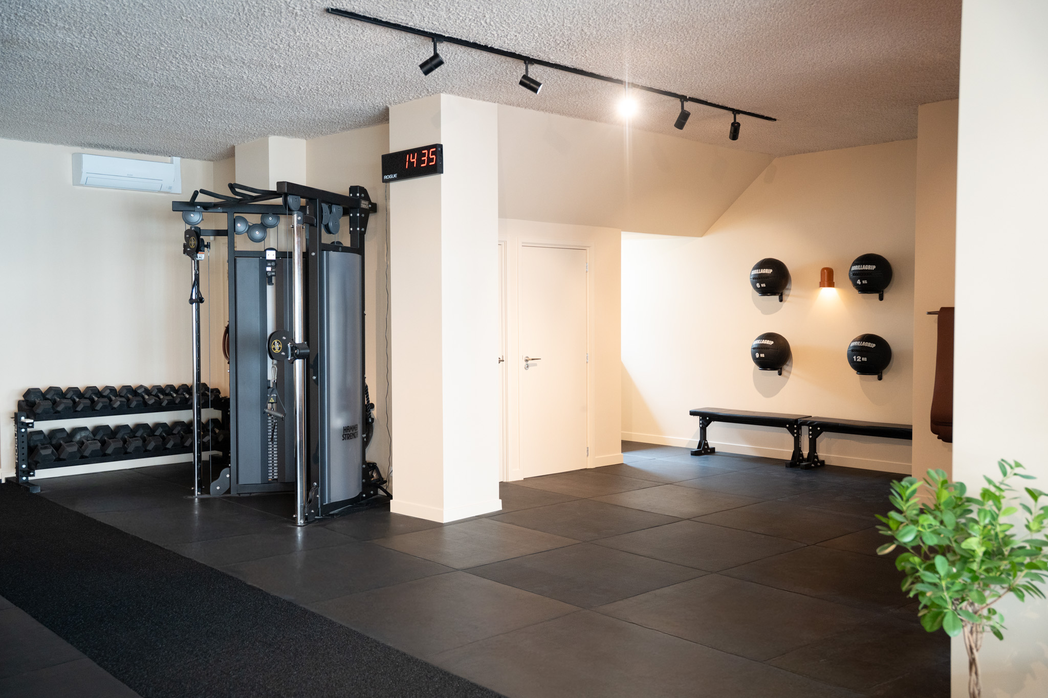 freddies studio bussum fitnessruimte met hammer strength kabelmachine dumbbellrek en medicijnballen