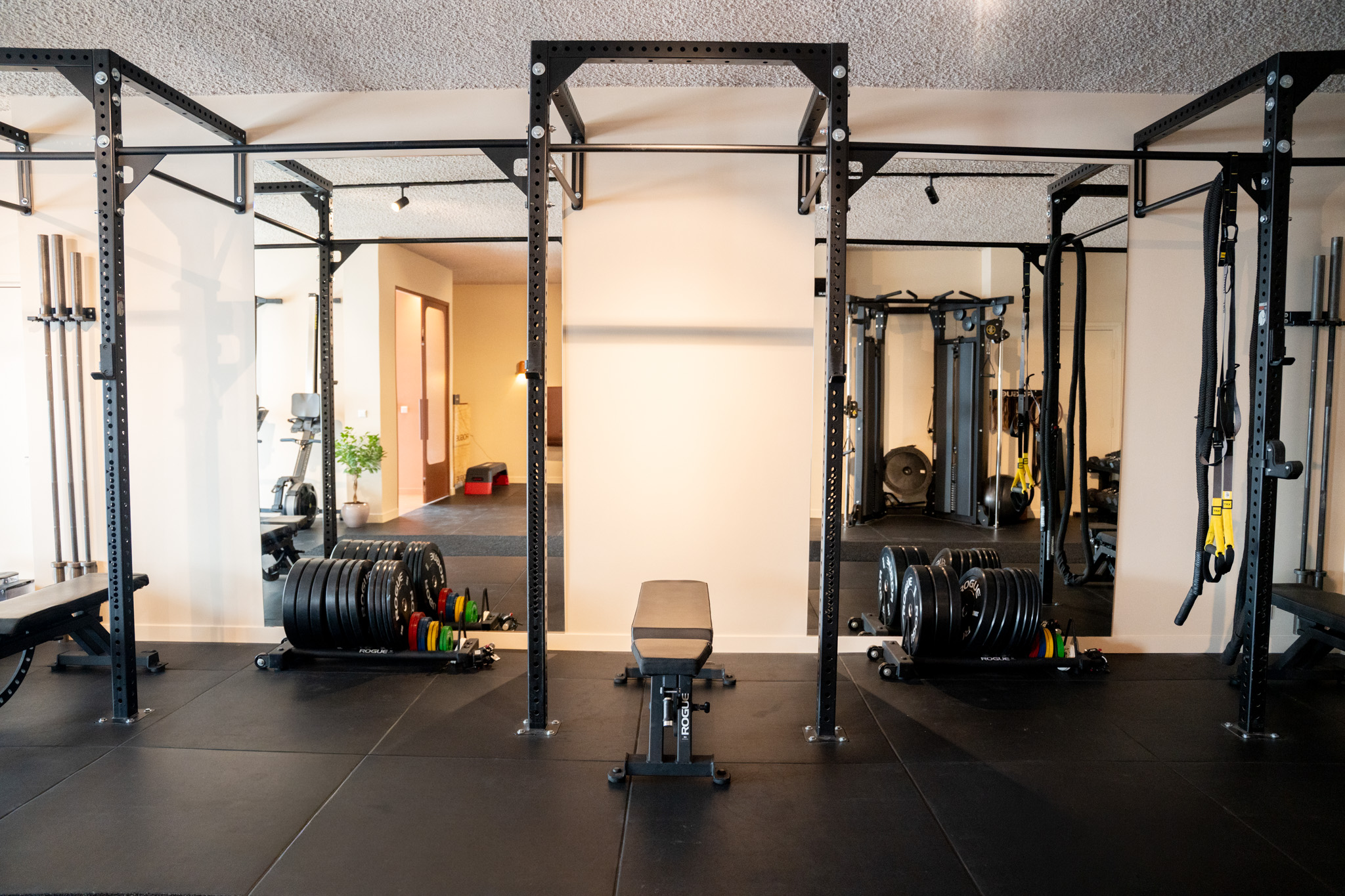freddies studio bussum fitnessruimte met meerdere power racks spiegels en halterschijven