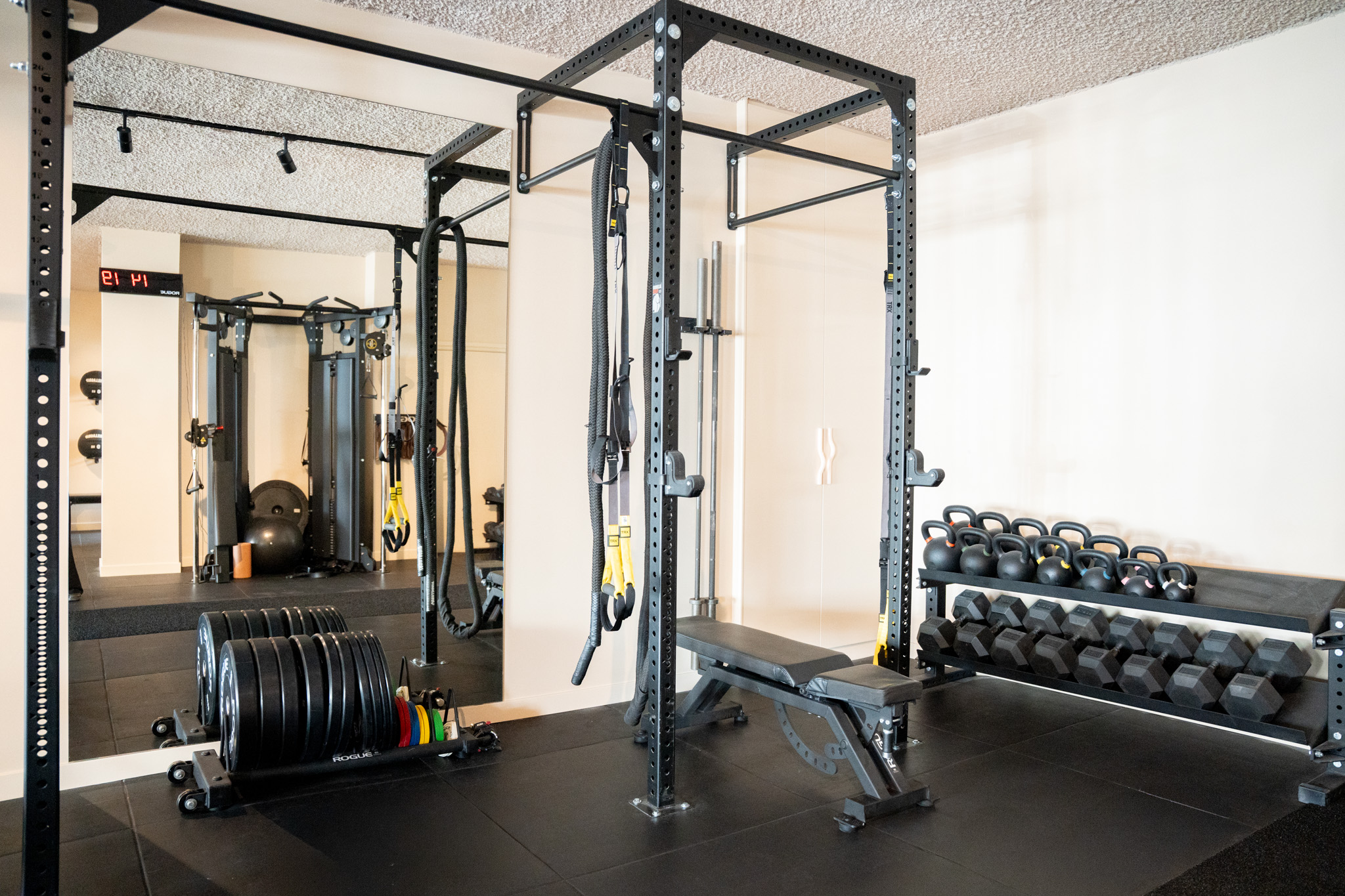 freddies studio bussum fitnessruimte met power rack trx banden gewichtsschijven en spiegel
